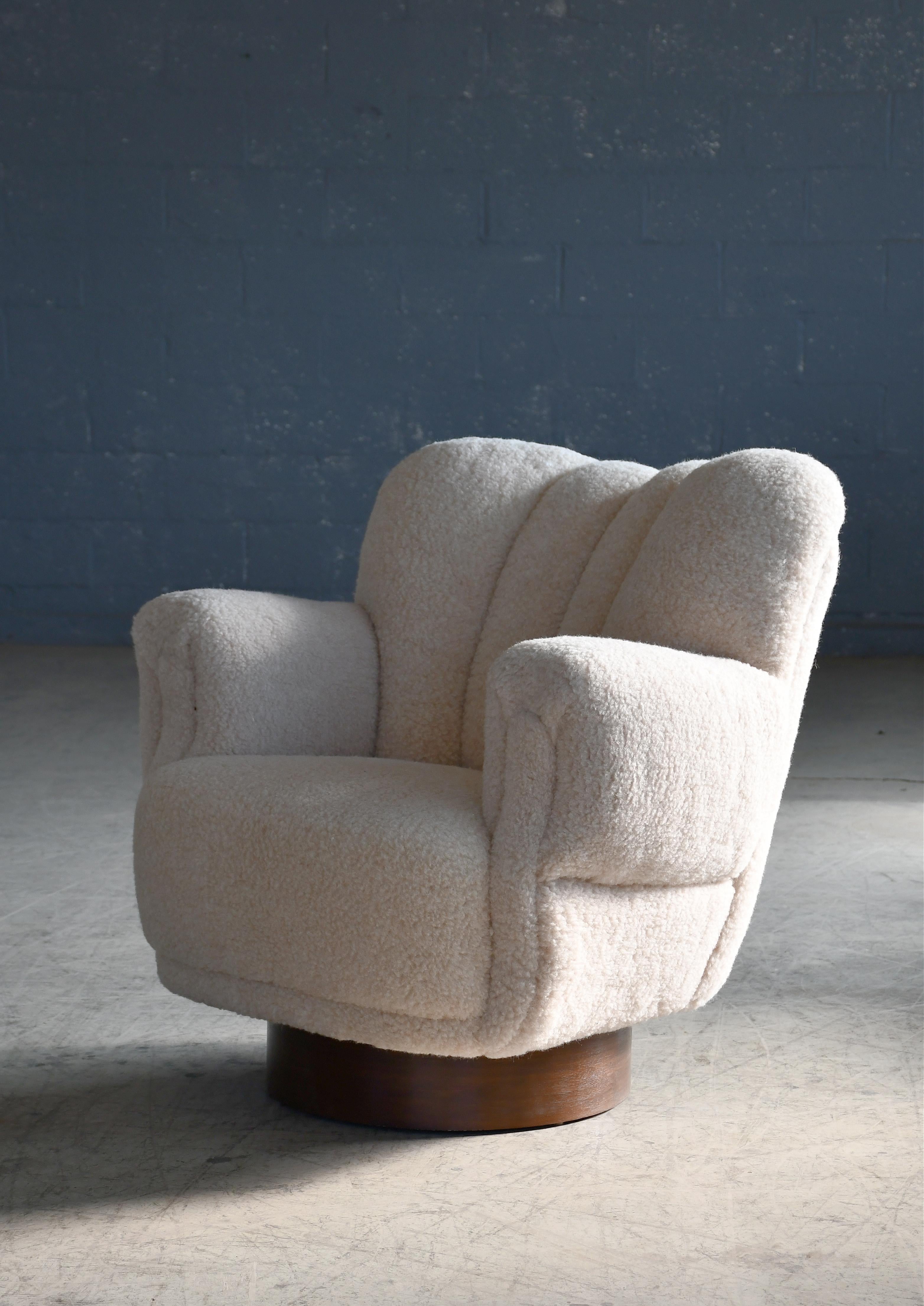 Paire de fauteuils de salon danois des années 1940 à dossier bas et base pivotante Excellent état - En vente à Bridgeport, CT