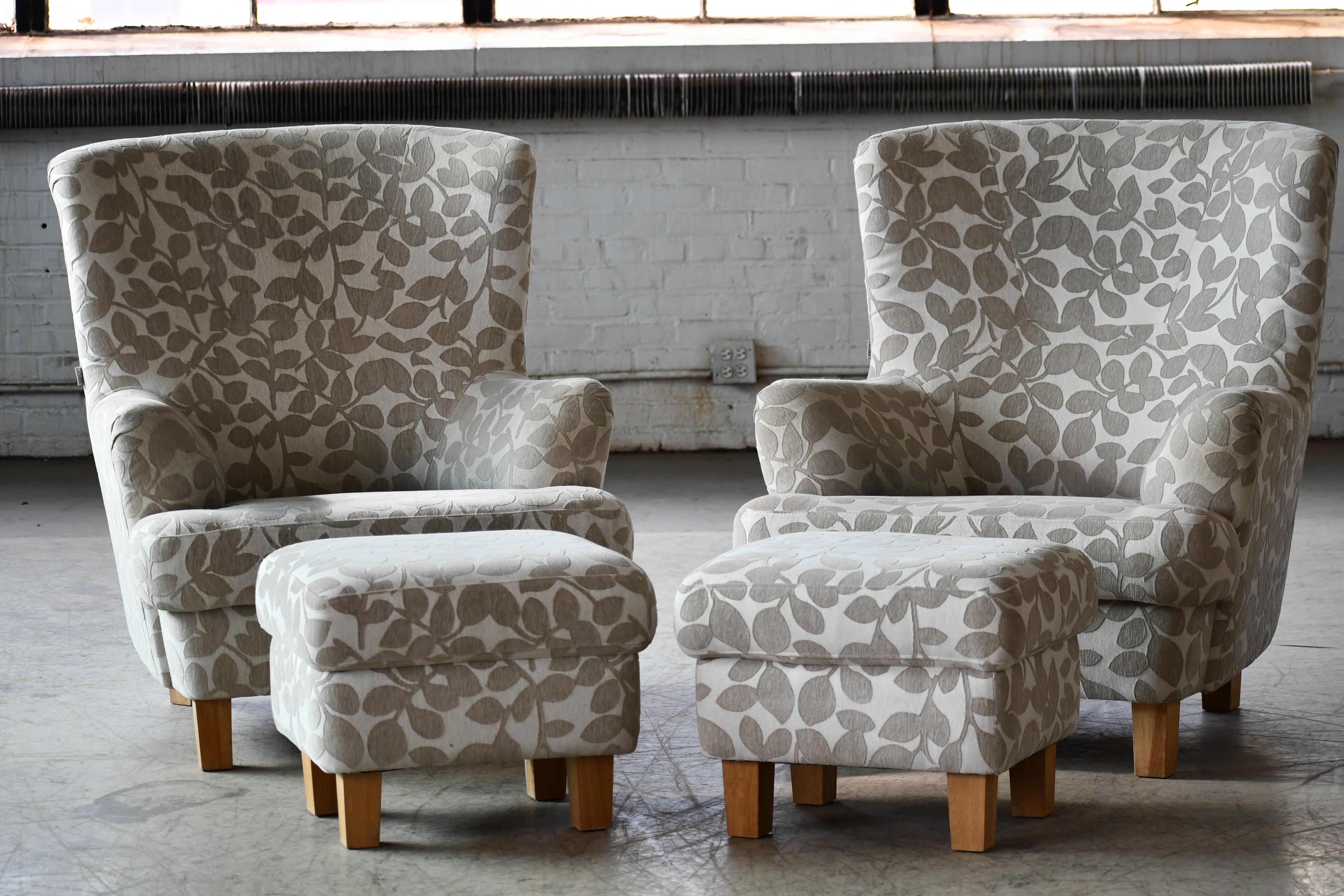 Ein Paar große dänische Club- oder Loungesessel neuerer Herstellung im Stil der Stühle der 1940er Jahre, aber wahrscheinlich um 2000 hergestellt. Wir fanden die Stühle in Dänemark, und dem Aussehen nach schienen sie aus den 1940er Jahren zu stammen,