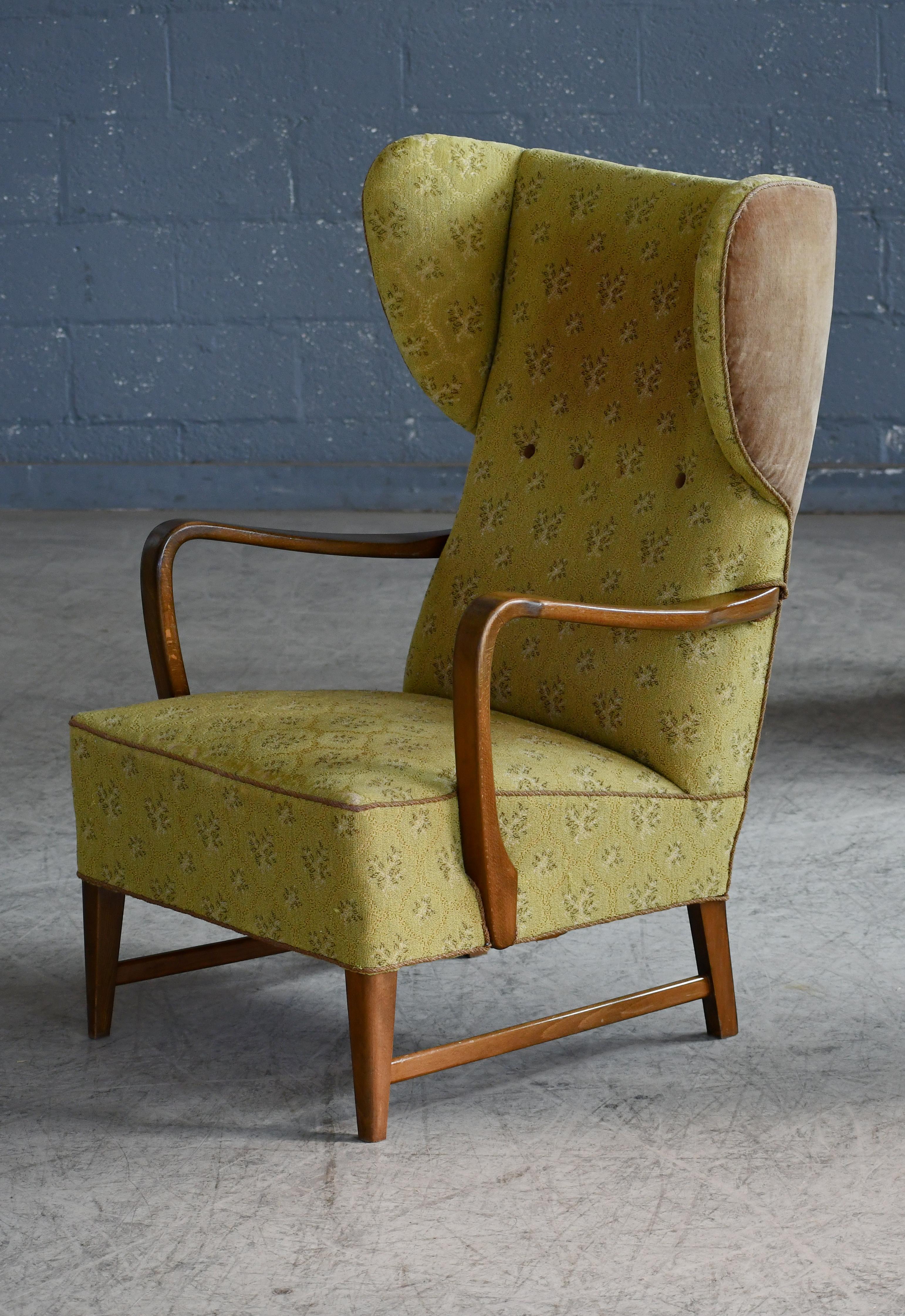 Milieu du XXe siècle Paire de fauteuils de salon danois des années 1940 avec accoudoirs ouverts en vente