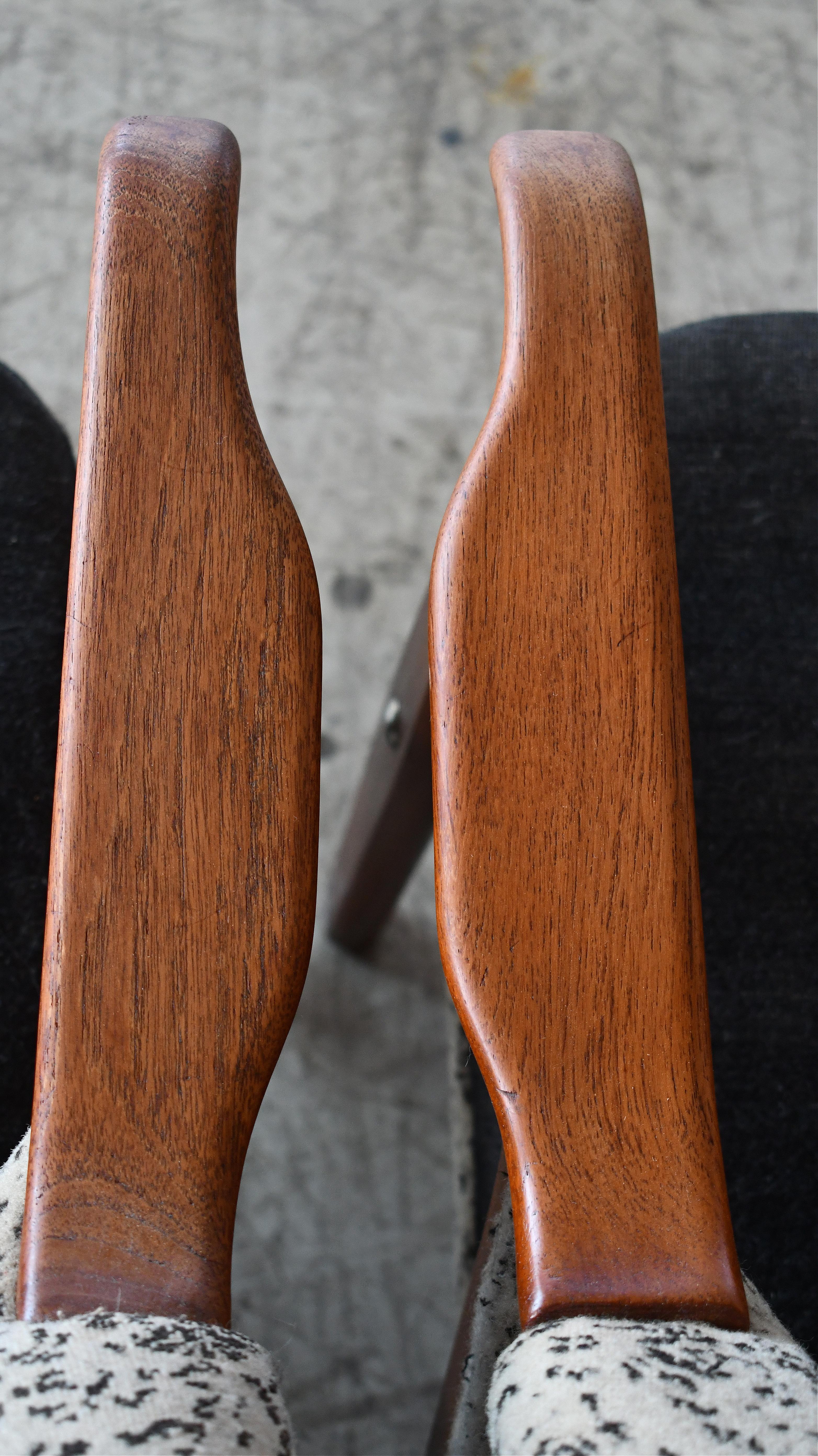 Pareja de sillones daneses de estilo Arne Hovmand de los años 50 con reposabrazos de teca en venta 3