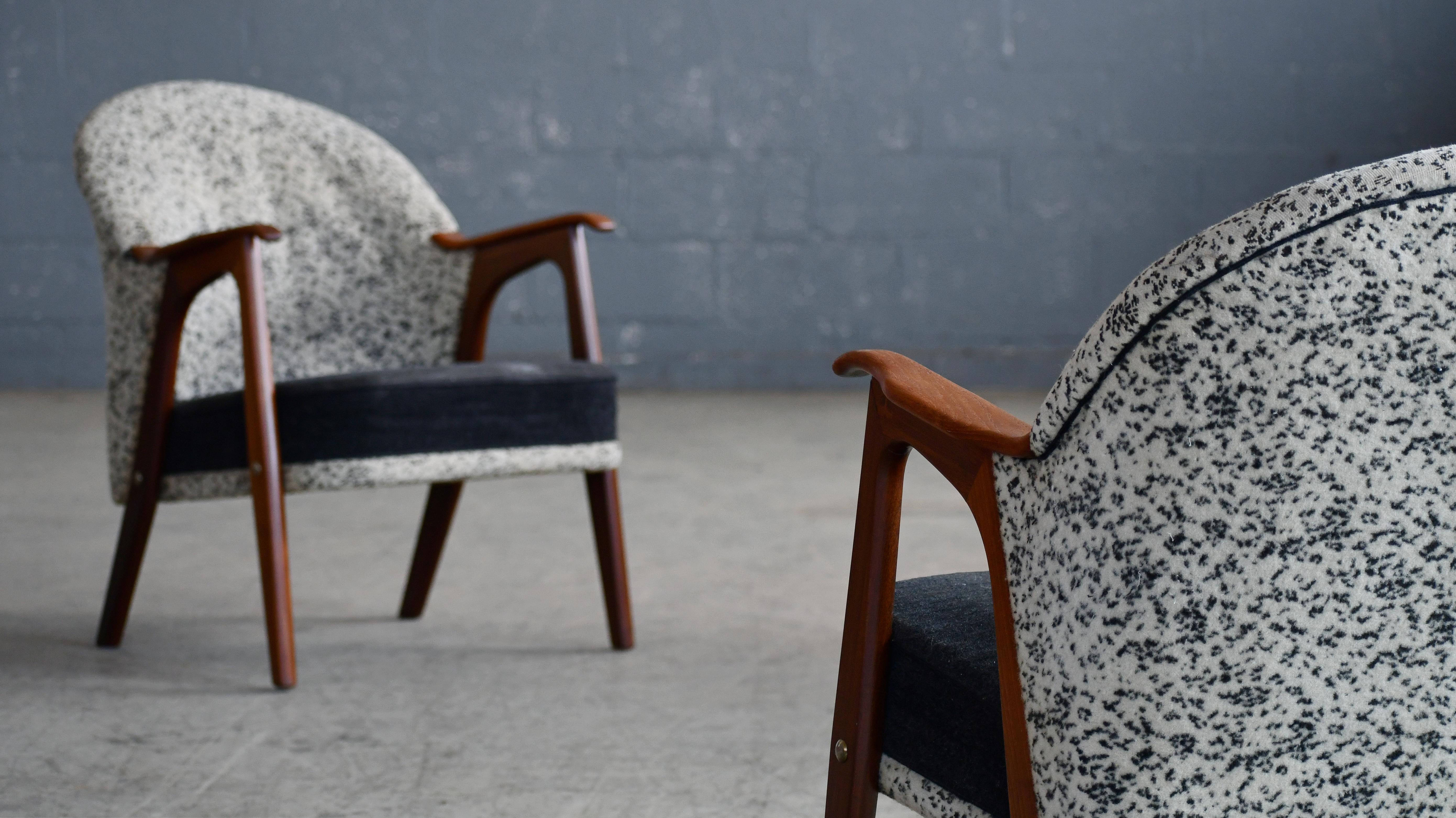 Pareja de sillones daneses de estilo Arne Hovmand de los años 50 con reposabrazos de teca en venta 4