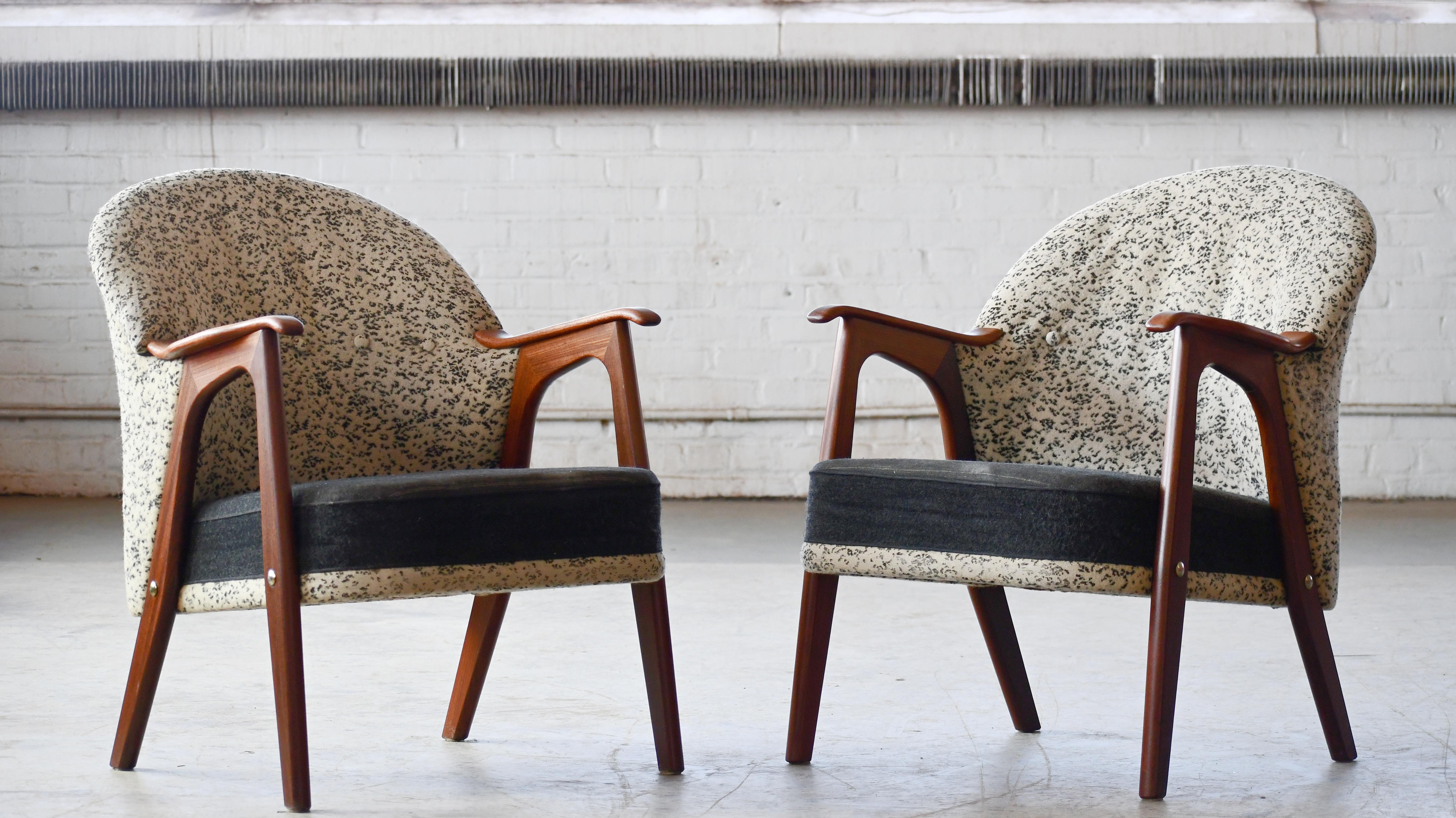 Encantadora pareja de butacas danesas de los años 50 con patas y reposabrazos de teca. El diseño recuerda mucho al estilo de Arne Hovmand-Olsen, un diseño de luz fresco y versátil. Las sillas siguen tapizadas con su tela bicolor original, pero