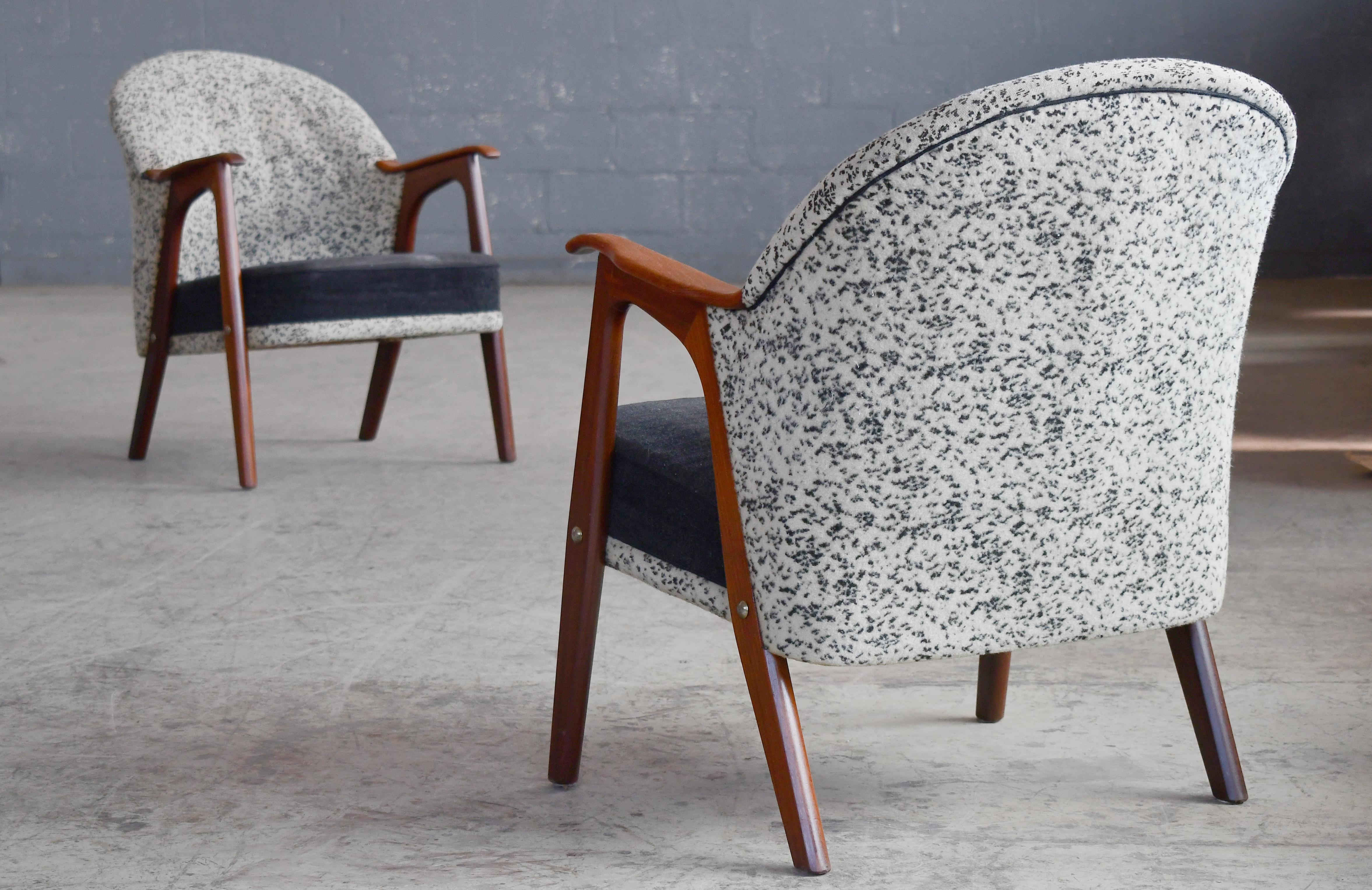 Pareja de sillones daneses de estilo Arne Hovmand de los años 50 con reposabrazos de teca Moderno de mediados de siglo en venta