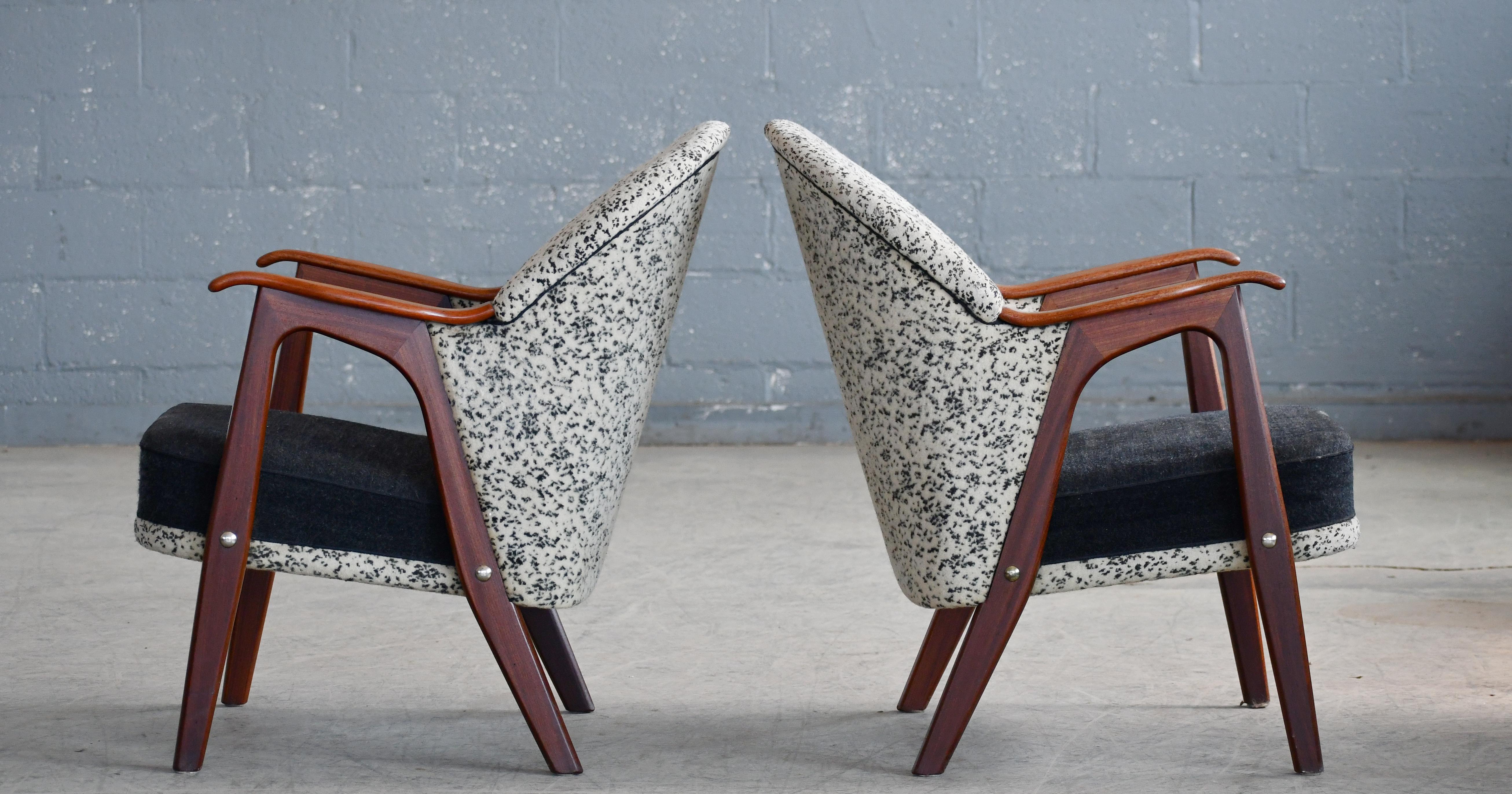 Pareja de sillones daneses de estilo Arne Hovmand de los años 50 con reposabrazos de teca Danés en venta