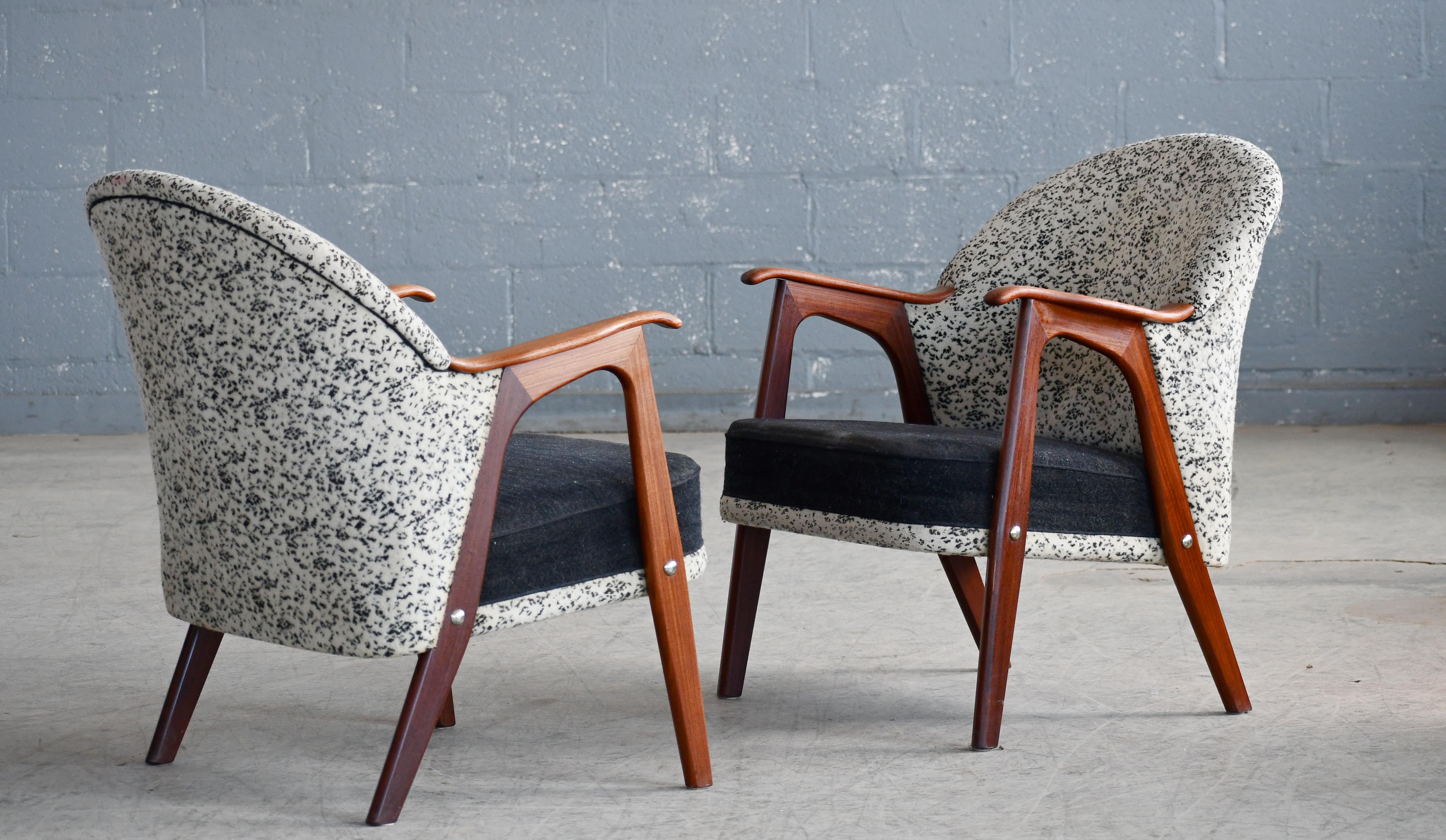 Pareja de sillones daneses de estilo Arne Hovmand de los años 50 con reposabrazos de teca en Bueno estado para la venta en Bridgeport, CT