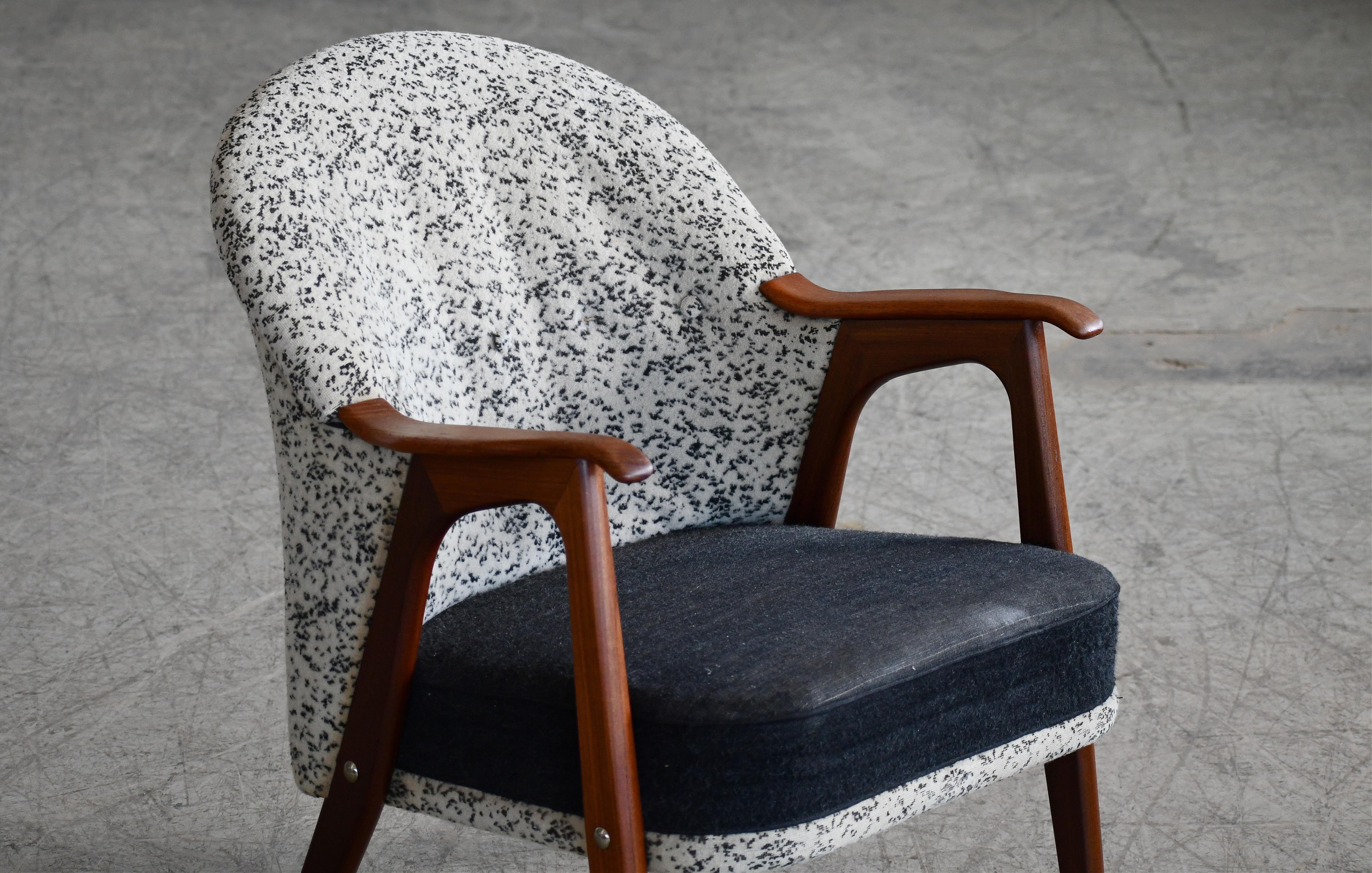 Pareja de sillones daneses de estilo Arne Hovmand de los años 50 con reposabrazos de teca mediados del siglo XX en venta