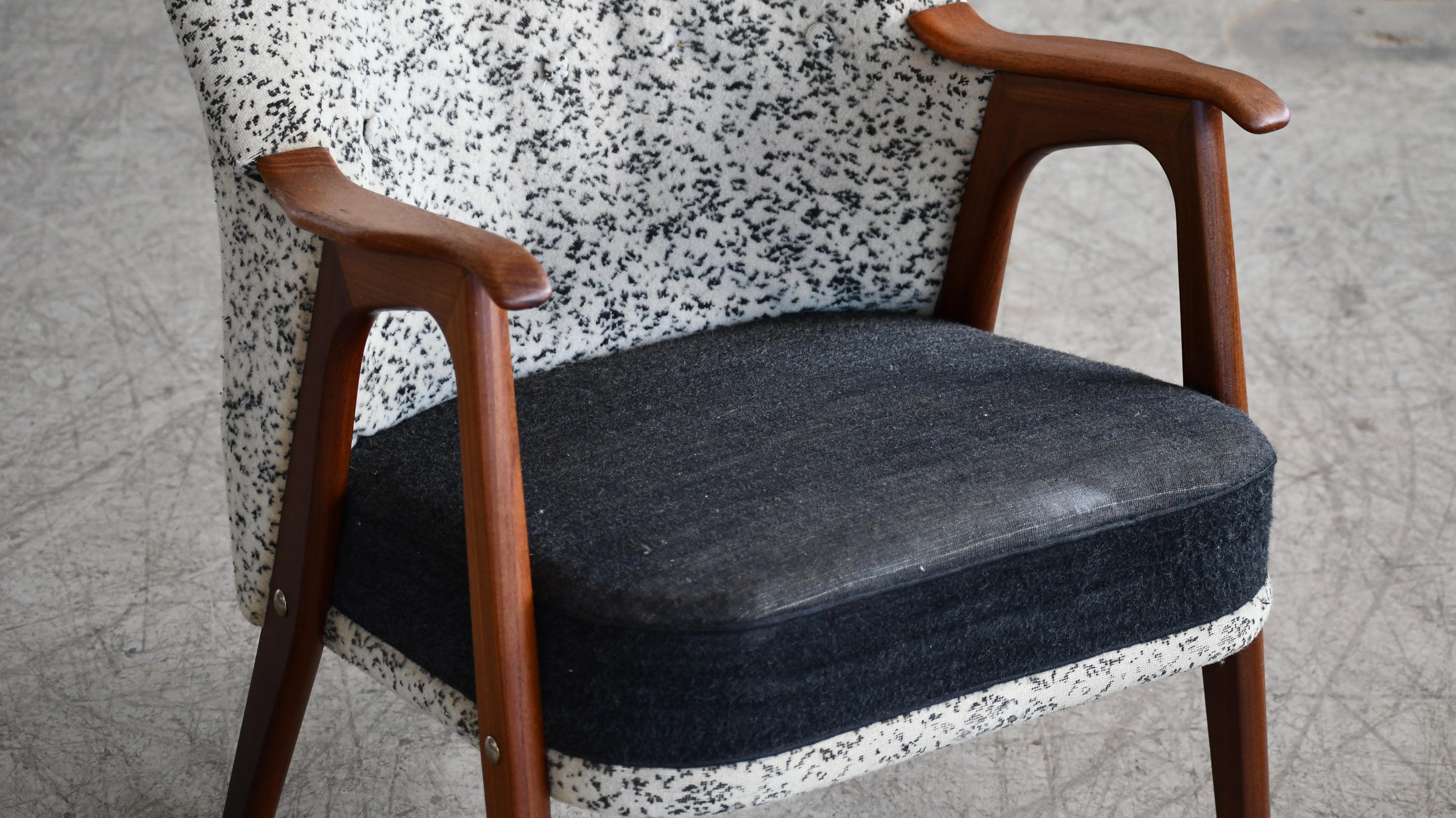 Pareja de sillones daneses de estilo Arne Hovmand de los años 50 con reposabrazos de teca en venta 1