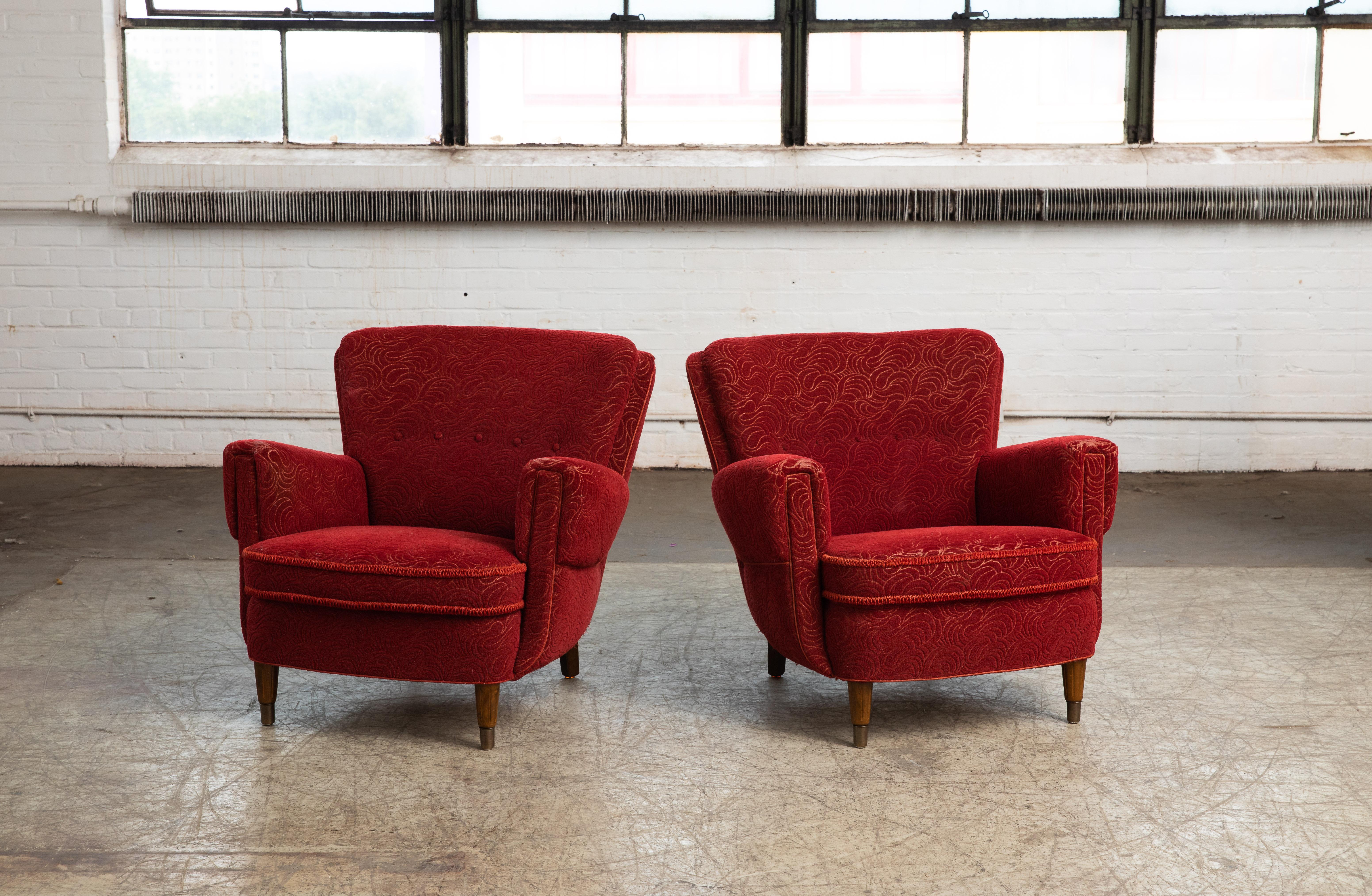 Beautiful pair of 1950s Danish easy chair in the style of Fritz Hansen. Very elegant with their distinct shape, precise lines and harmonious proportions. The size make them very versatile and well suited for today's urban homes. The design is a bit