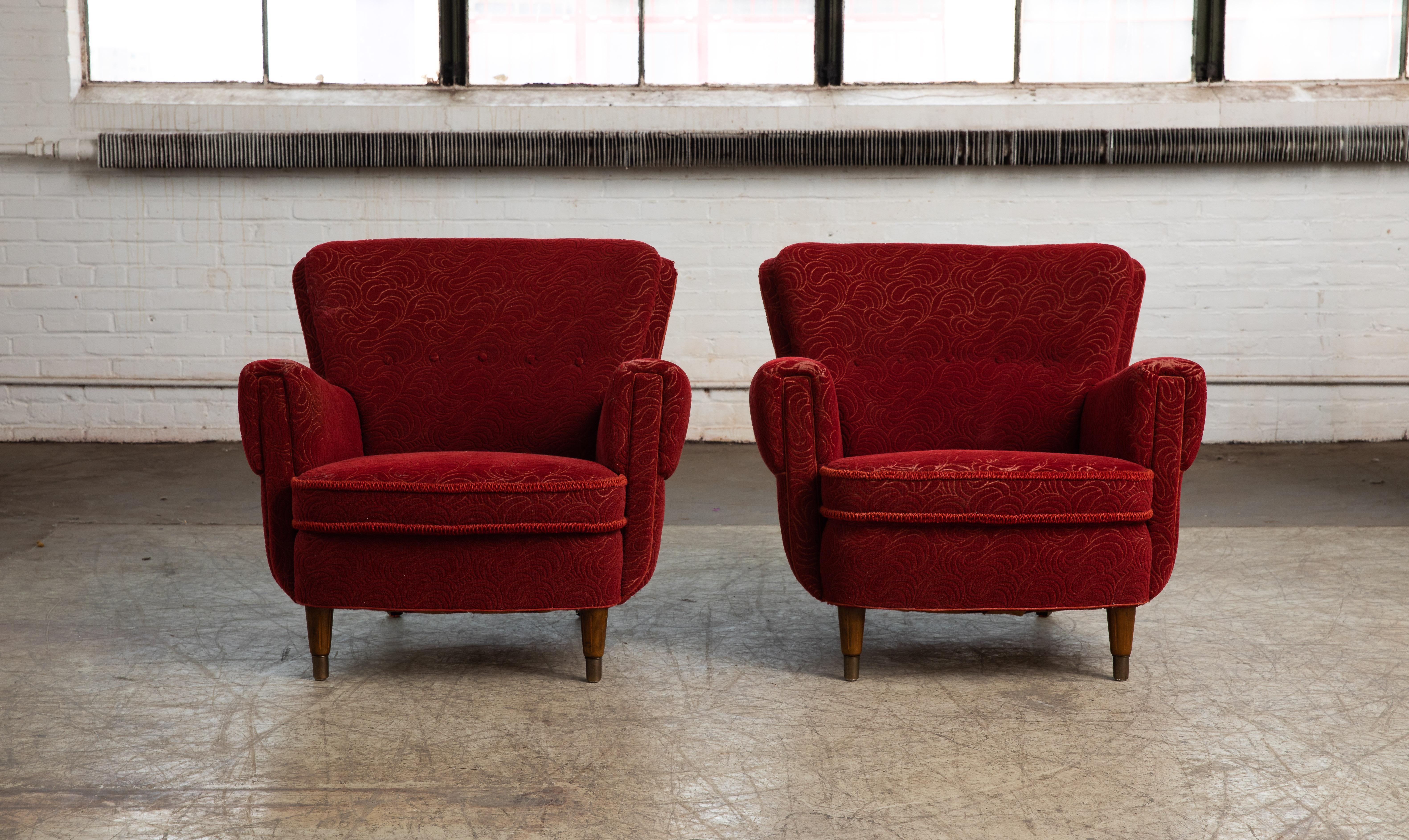Mid-Century Modern Pair of Danish 1950s Lounge Chairs in Red Mohair Attributed to Fritz Hansen