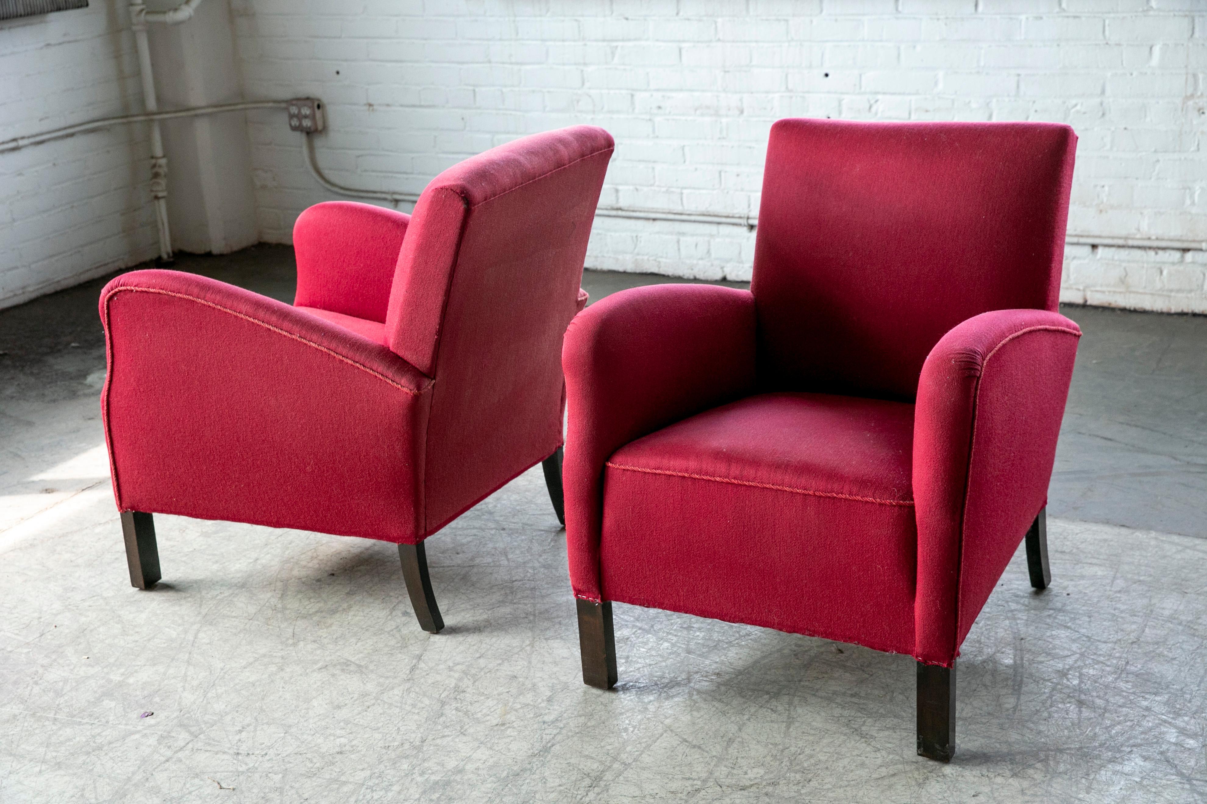 Pair of Danish 1950s Lounge Chairs in Red Wool in the Style of Fritz Hansen For Sale 4