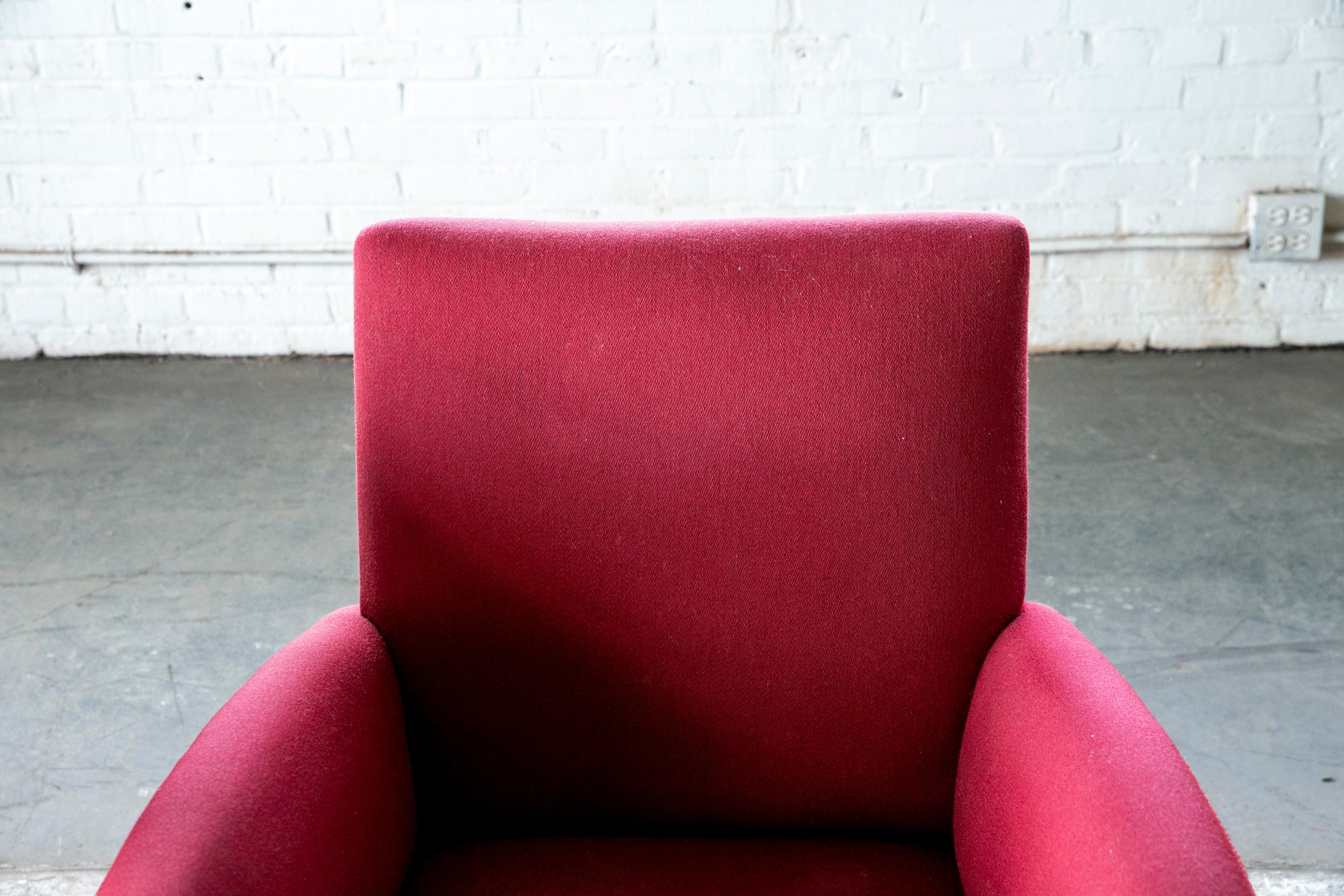 Pair of Danish 1950s Lounge Chairs in Red Wool in the Style of Fritz Hansen For Sale 5