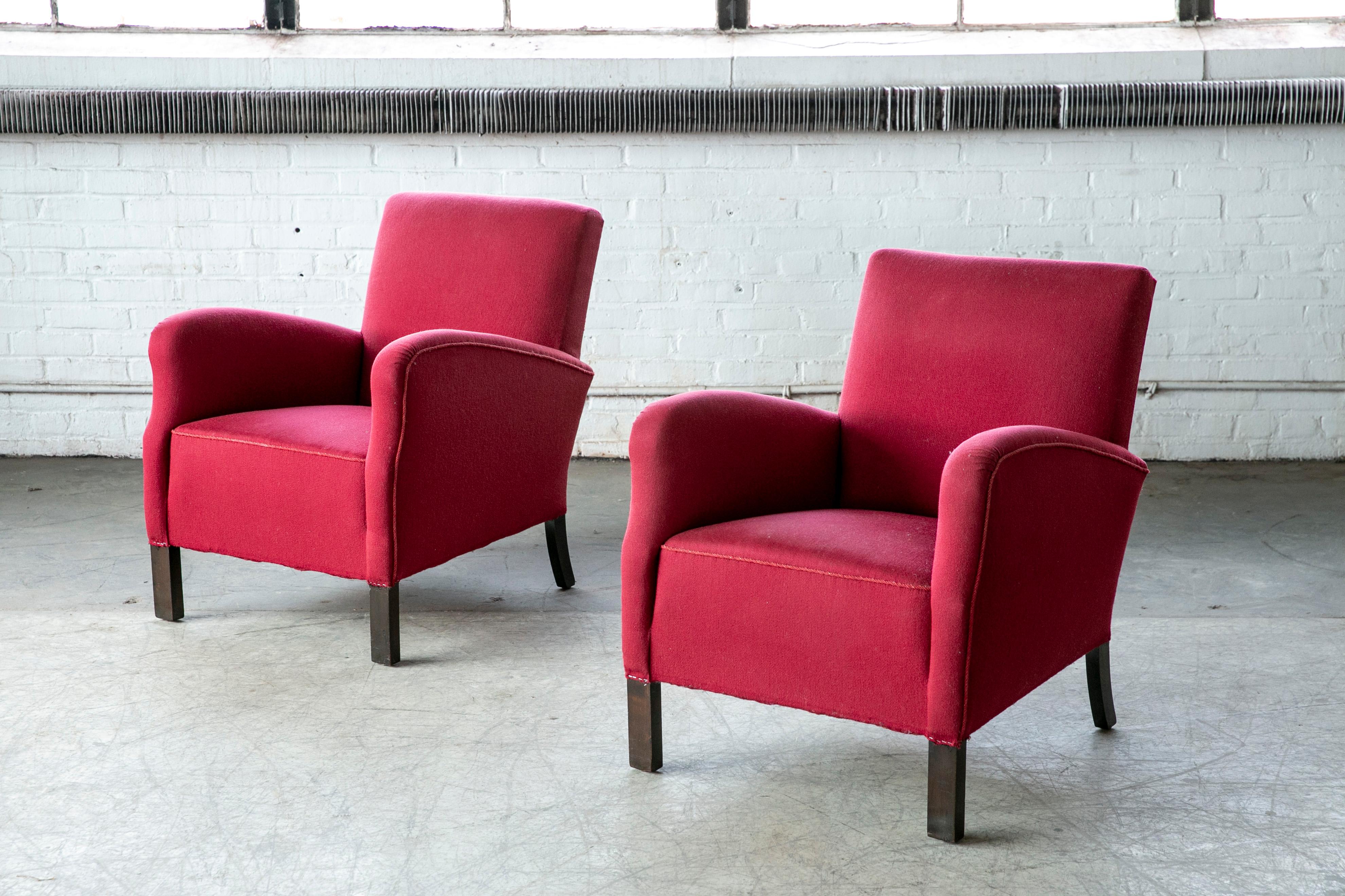 Schönes Paar dänischer Sessel aus den 1930-40er Jahren, die Fritz Hansen zugeschrieben werden. Mit ihrer ausgeprägten Form, den präzisen Linien und den harmonischen Proportionen ist sie elegant. Die vielseitige Größe eignet sich gut für die heutigen