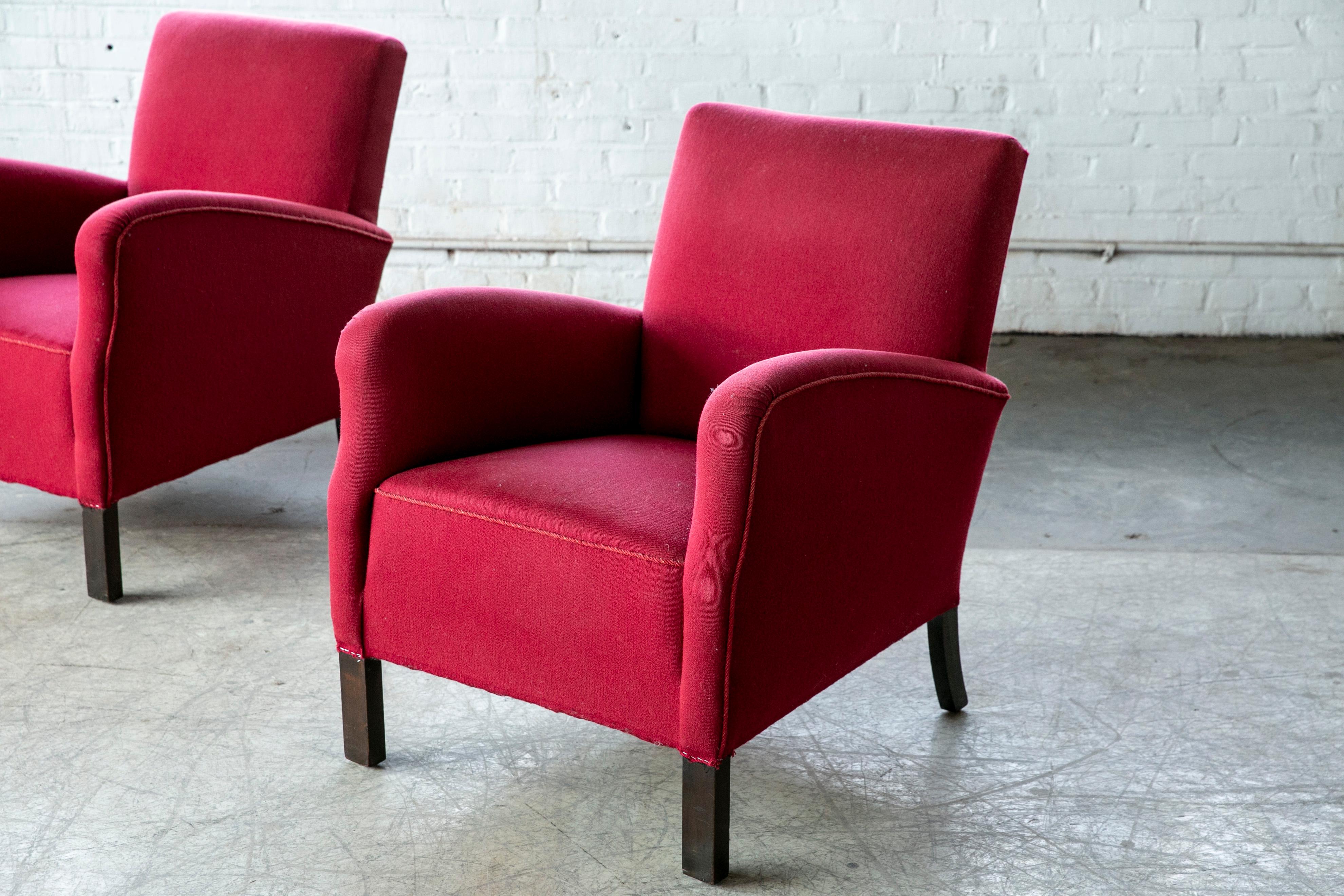 Mid-Century Modern Pair of Danish 1950s Lounge Chairs in Red Wool in the Style of Fritz Hansen For Sale