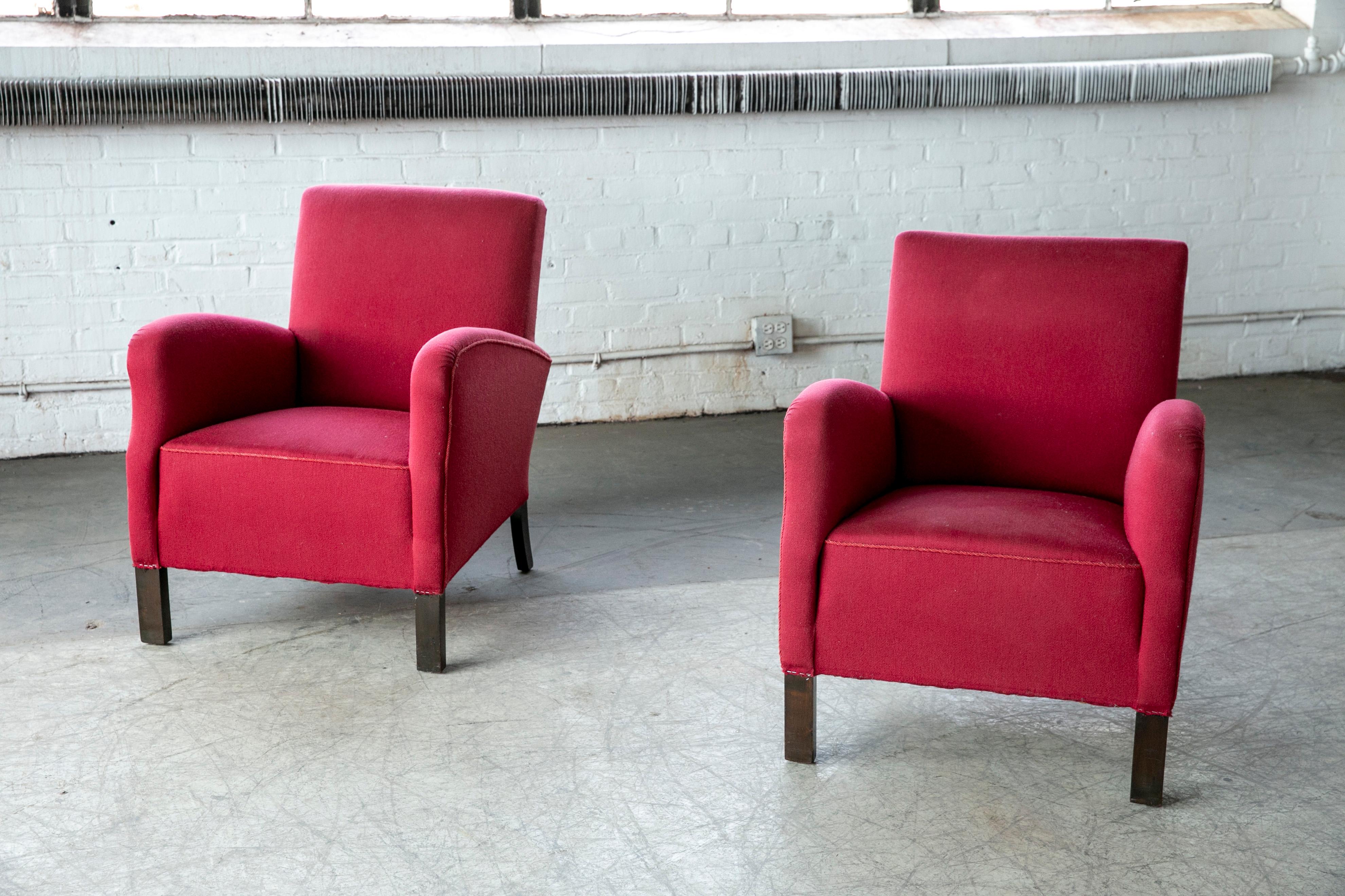 Pair of Danish 1950s Lounge Chairs in Red Wool in the Style of Fritz Hansen In Good Condition For Sale In Bridgeport, CT