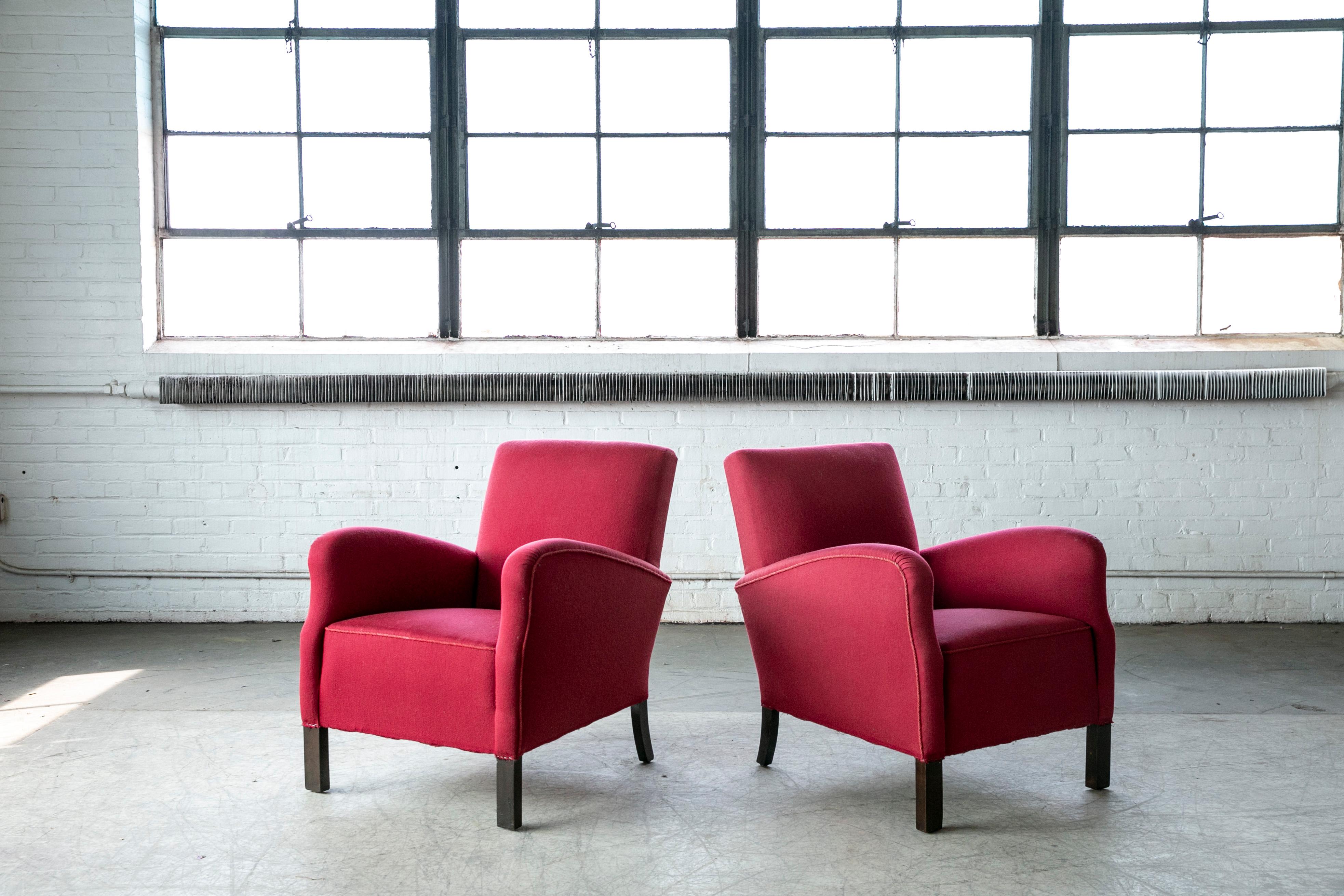 Beech Pair of Danish 1950s Lounge Chairs in Red Wool in the Style of Fritz Hansen For Sale