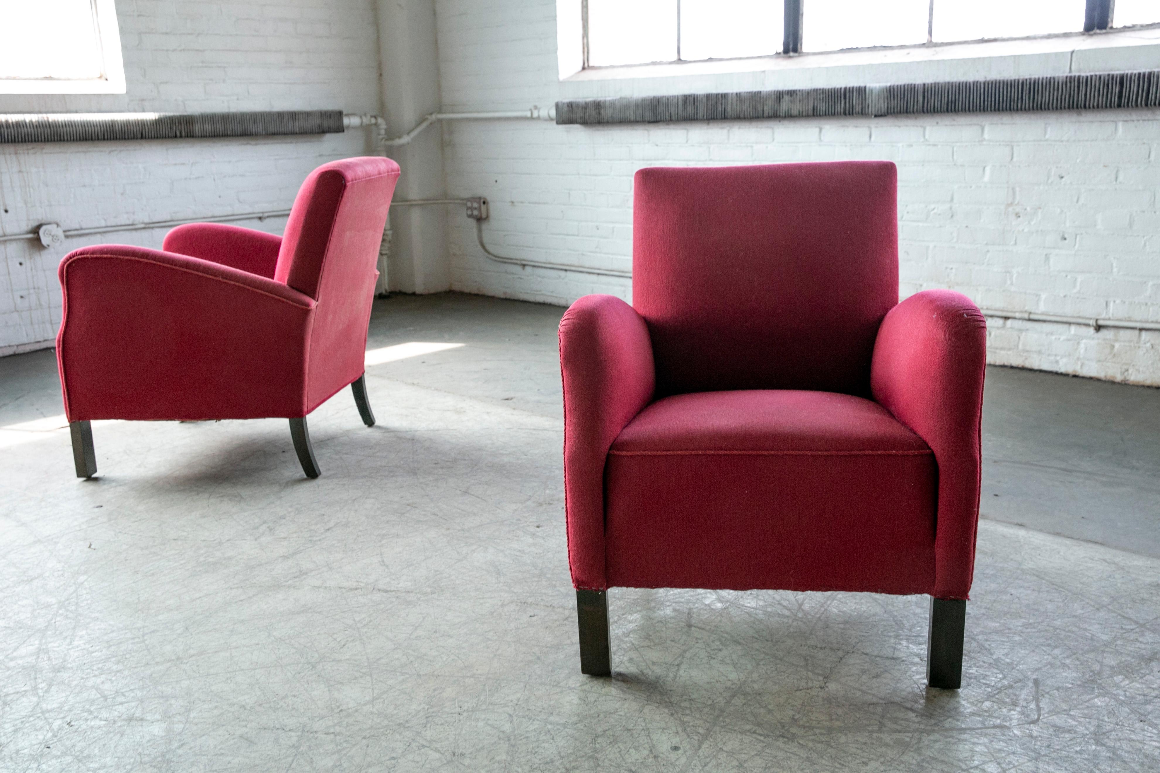 Pair of Danish 1950s Lounge Chairs in Red Wool in the Style of Fritz Hansen For Sale 1