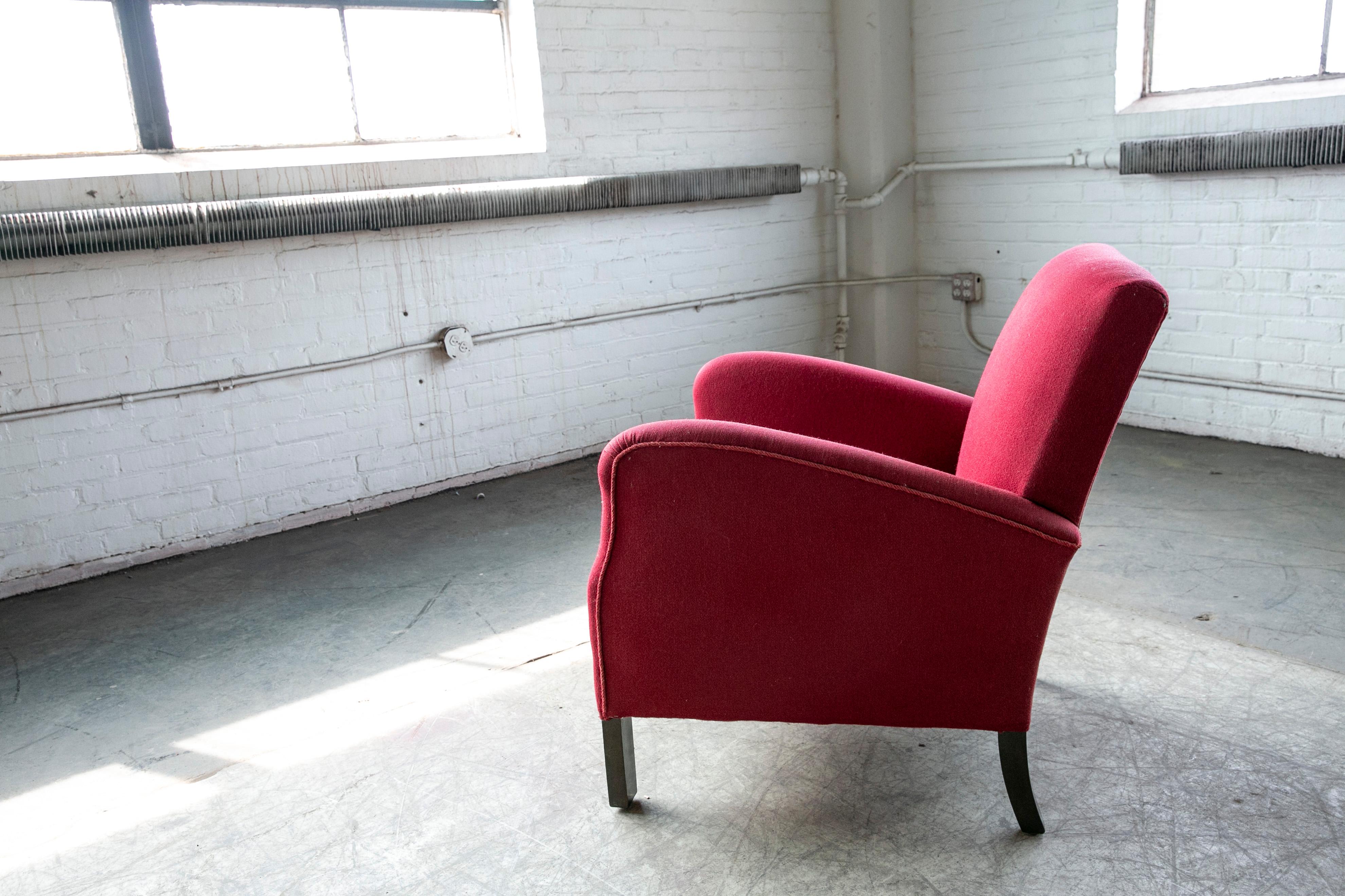 Pair of Danish 1950s Lounge Chairs in Red Wool in the Style of Fritz Hansen For Sale 2