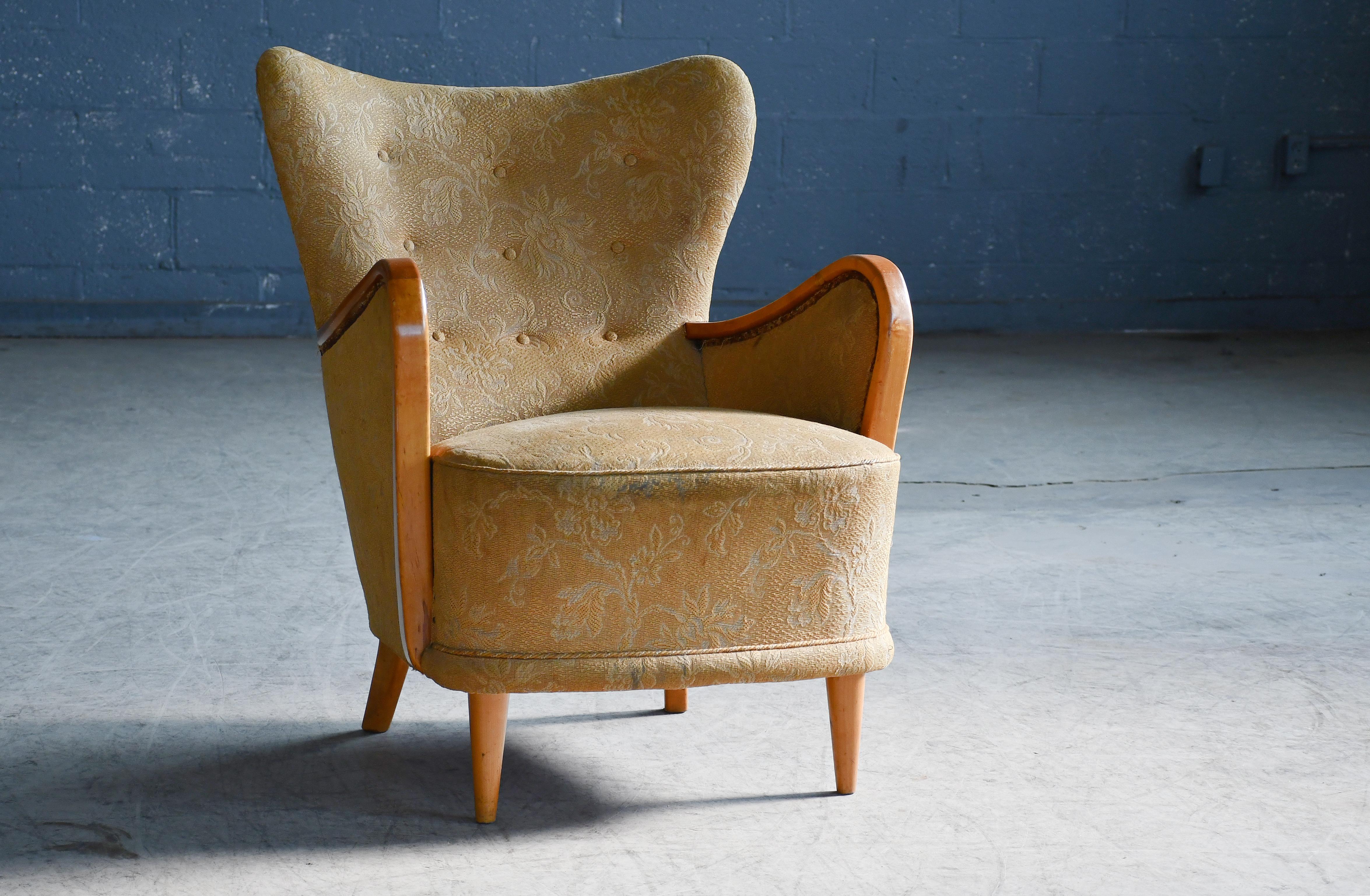 Mid-Century moderno Coppia di  Sedie da salotto danesi degli anni '50 con braccioli intagliati in Beeche in vendita