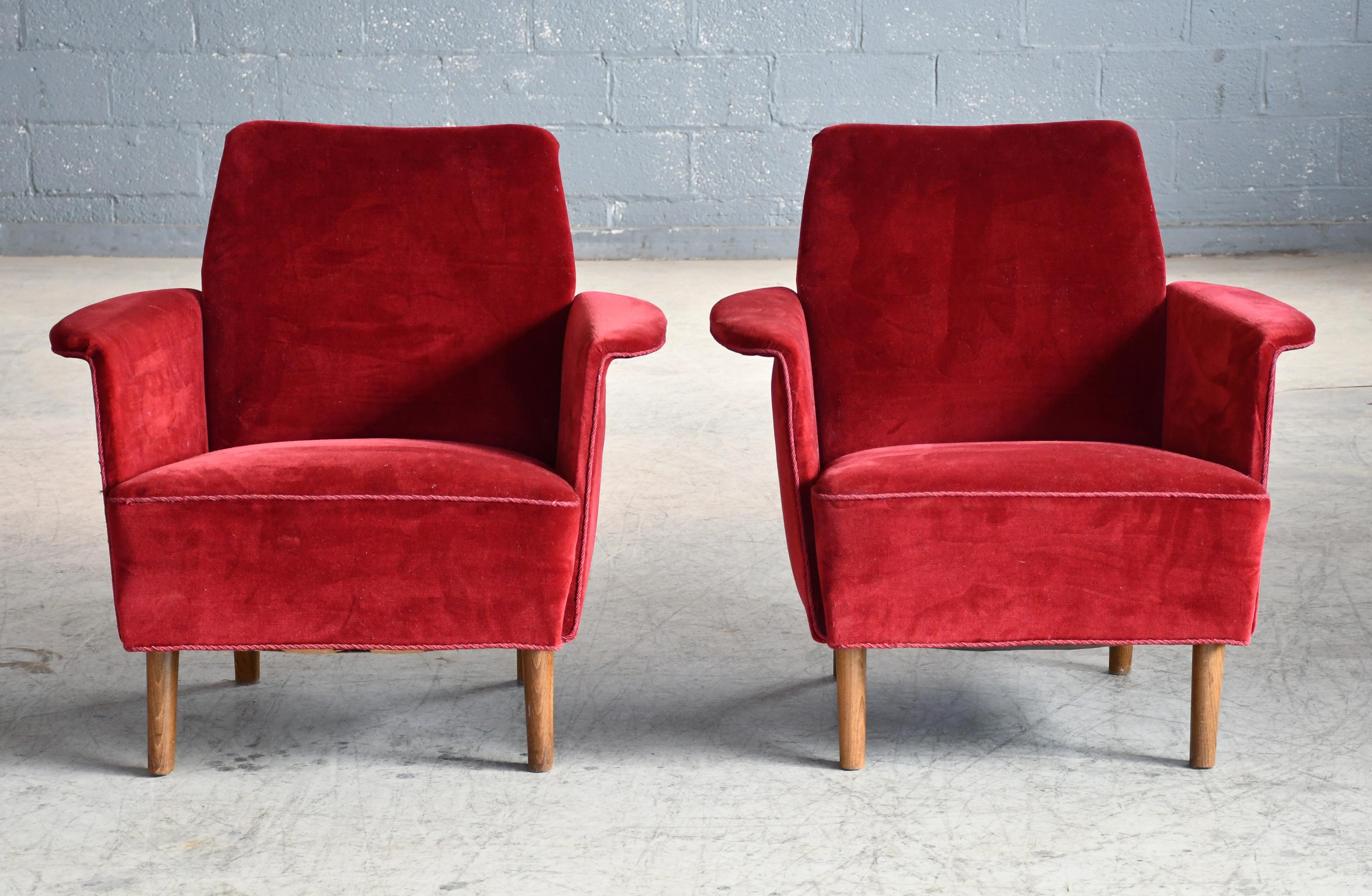 Pareja de sillones bajos daneses de los años 50 con patas de roble en Bueno estado para la venta en Bridgeport, CT