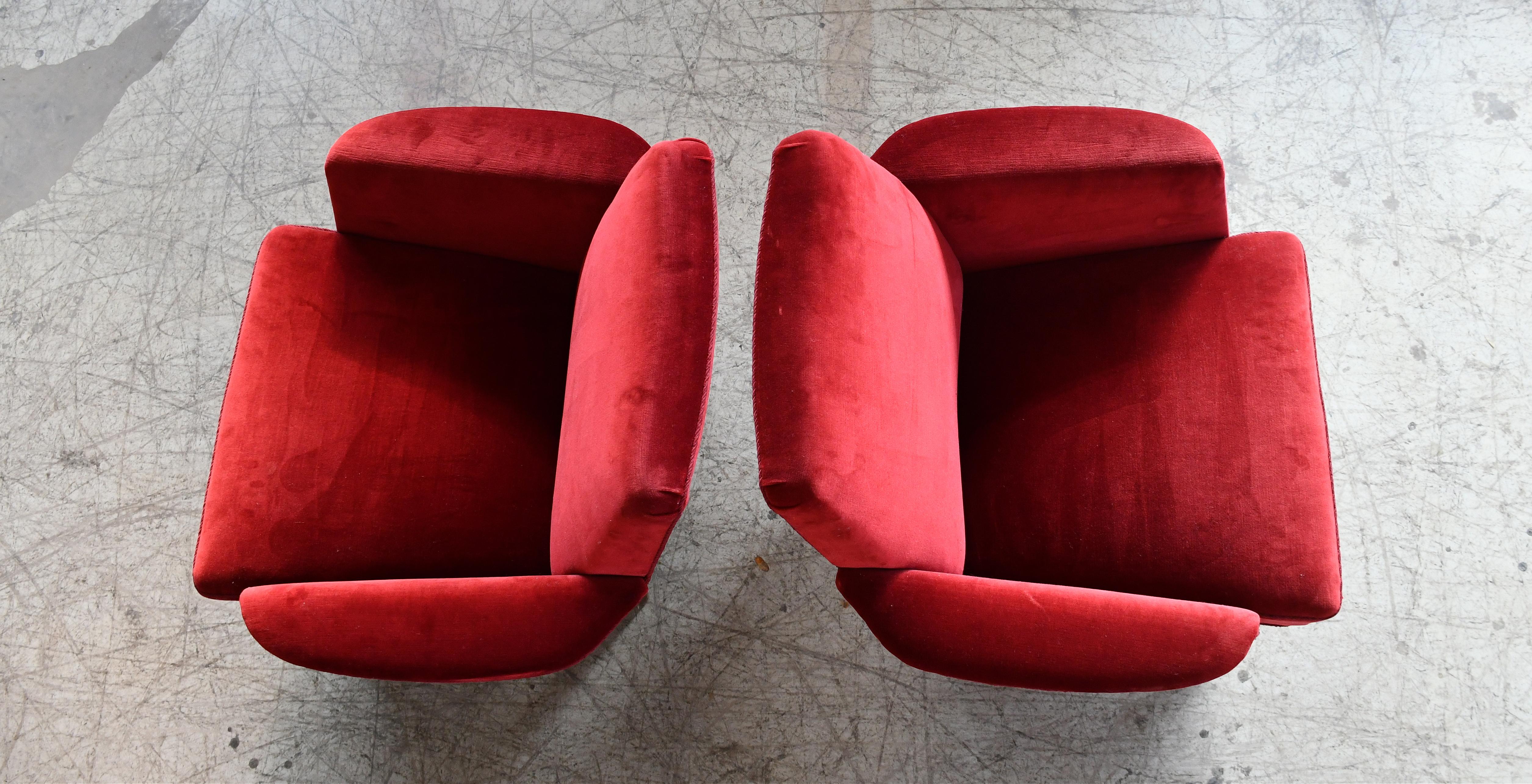 Pareja de sillones bajos daneses de los años 50 con patas de roble mediados del siglo XX en venta