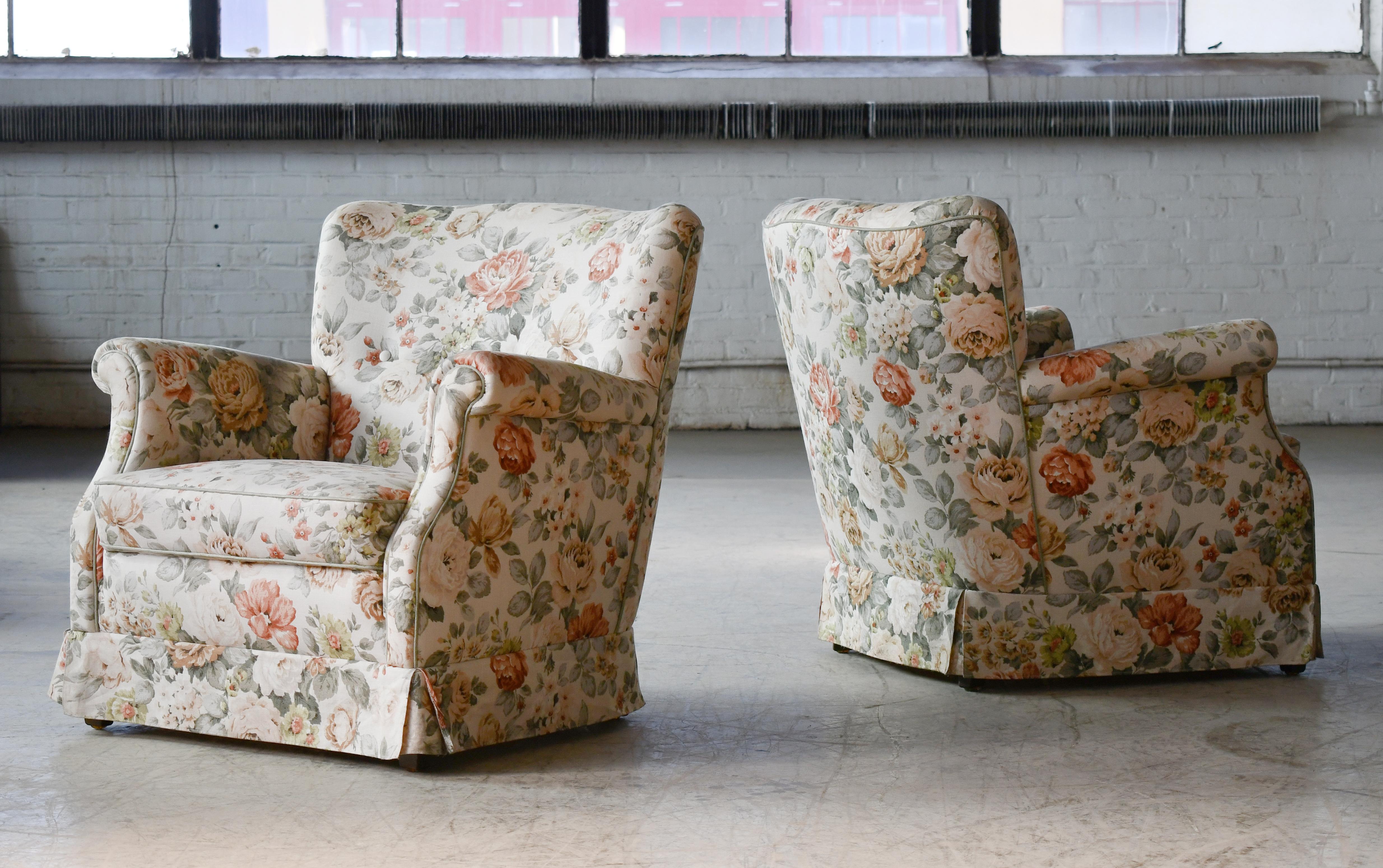 Mid-Century Modern Paire de chaises longues danoises de taille moyenne des années 1950 en tissu et jupes florales en vente
