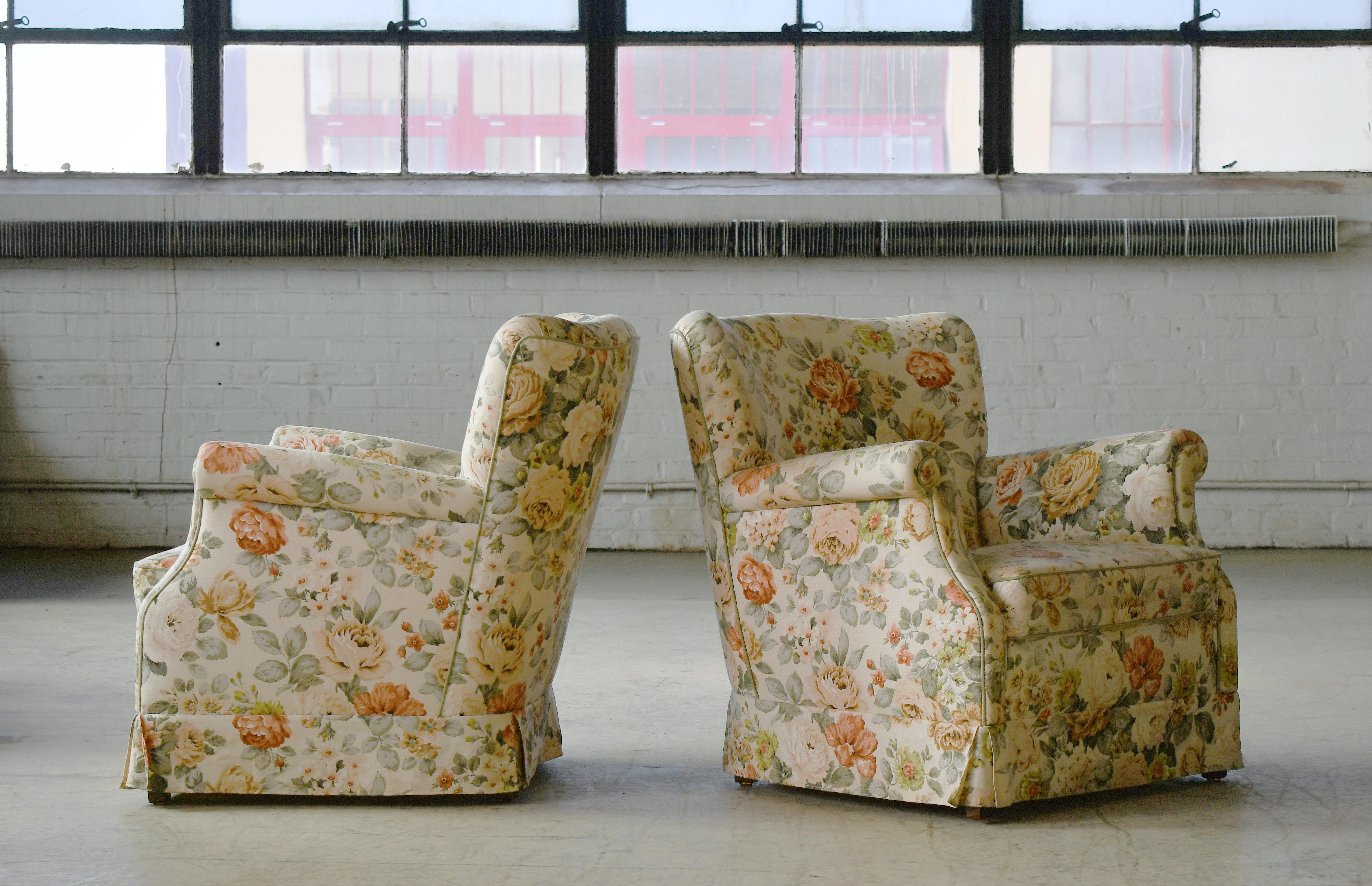 Danois Paire de chaises longues danoises de taille moyenne des années 1950 en tissu et jupes florales en vente