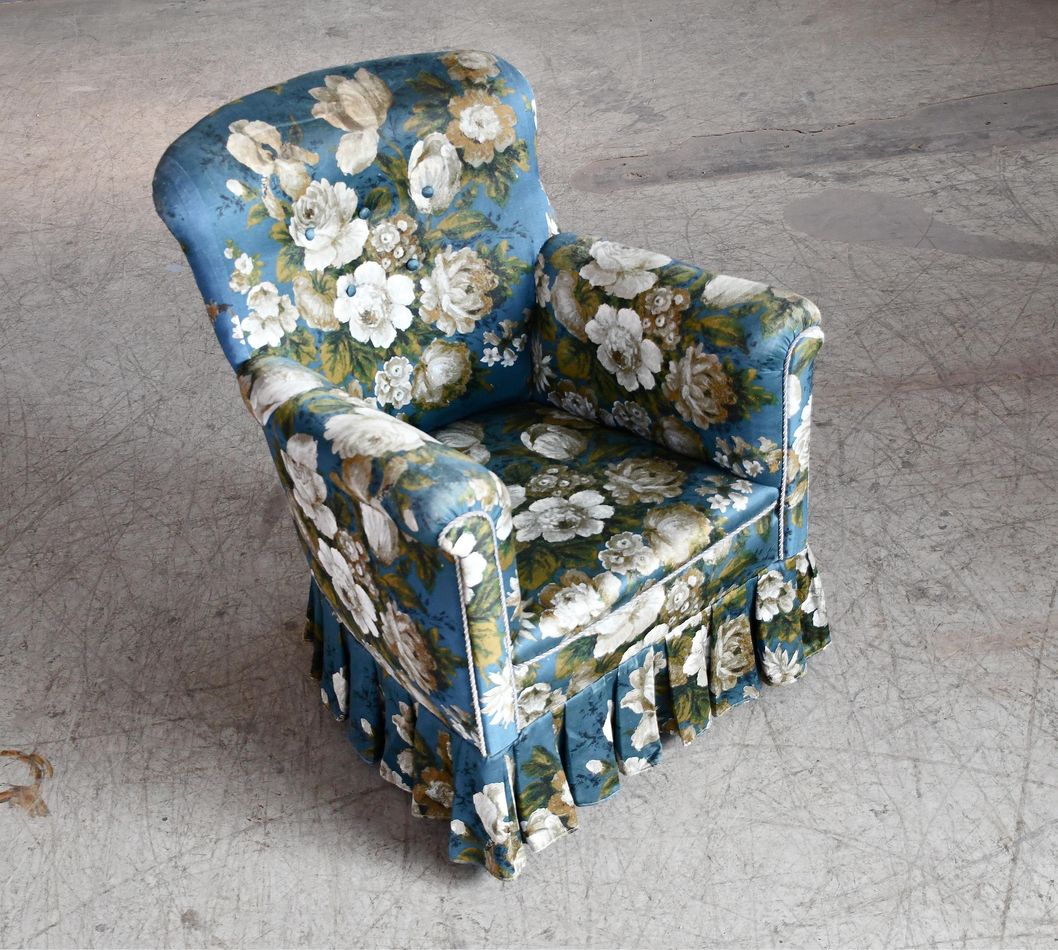 Mid-20th Century Pair of Danish 1950s Medium Size Lounge Chairs in Floral Fabric and Skirts For Sale