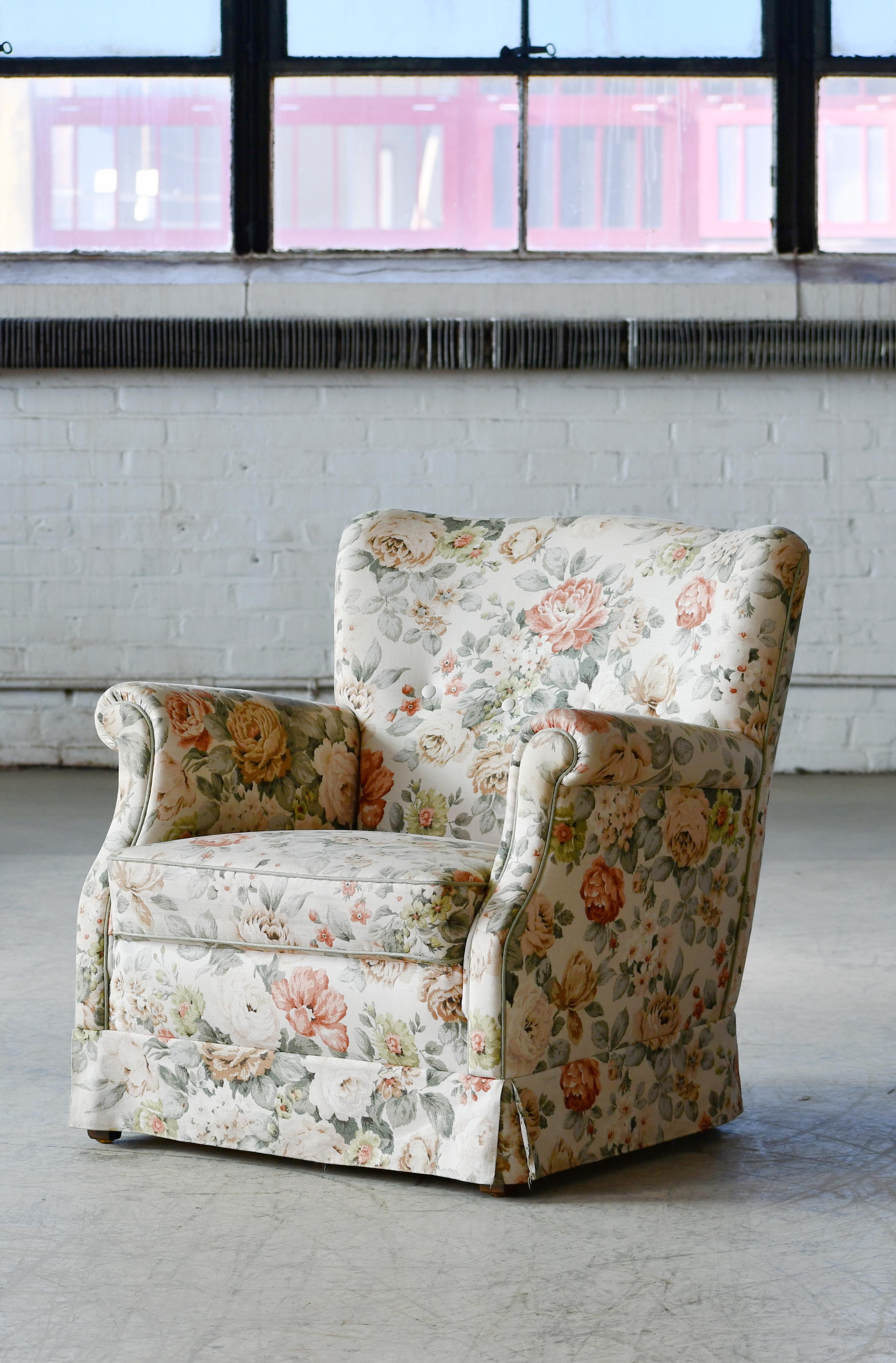 Milieu du XXe siècle Paire de chaises longues danoises de taille moyenne des années 1950 en tissu et jupes florales en vente