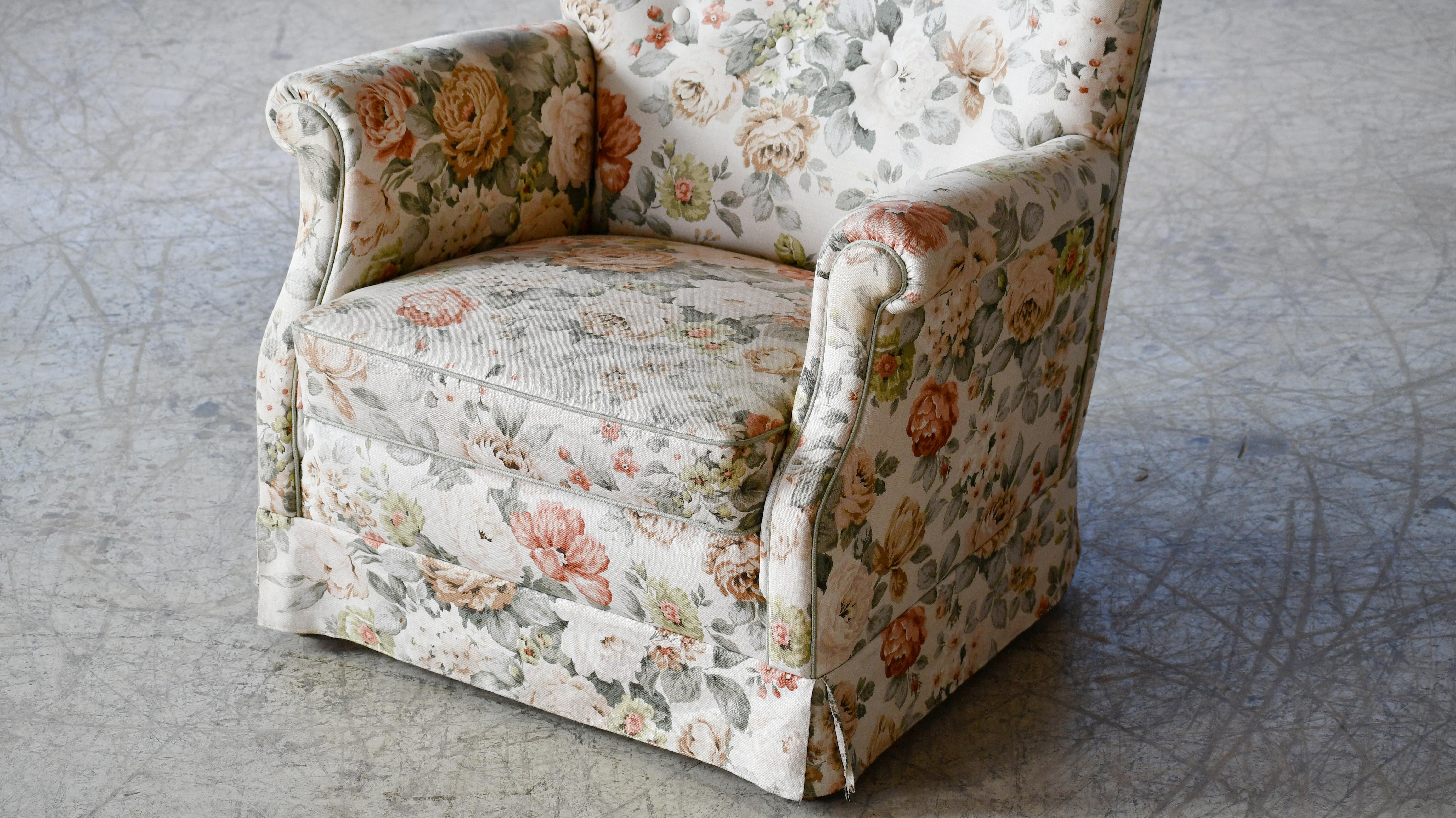 Laine Paire de chaises longues danoises de taille moyenne des années 1950 en tissu et jupes florales en vente