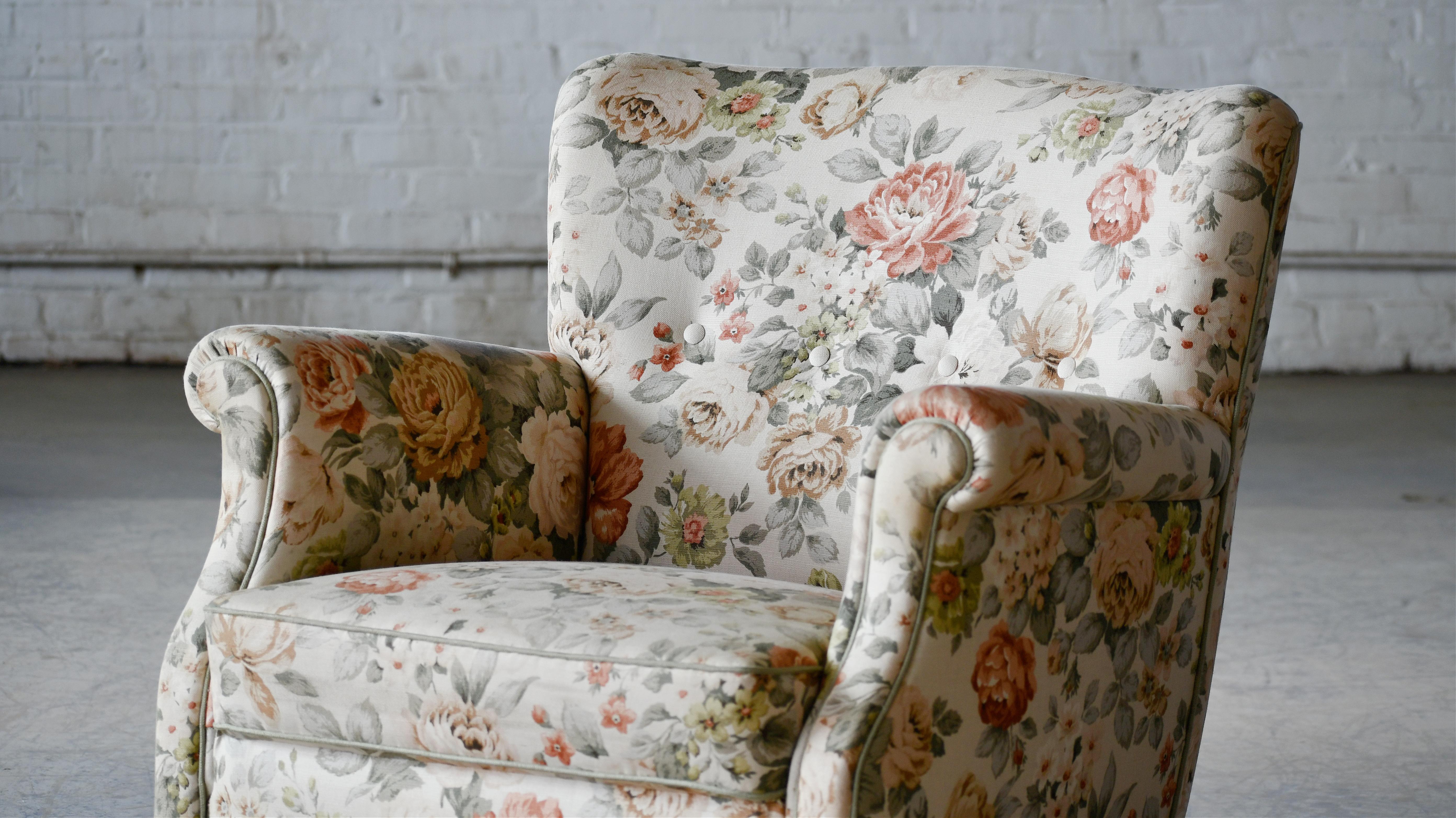 Paire de chaises longues danoises de taille moyenne des années 1950 en tissu et jupes florales en vente 1