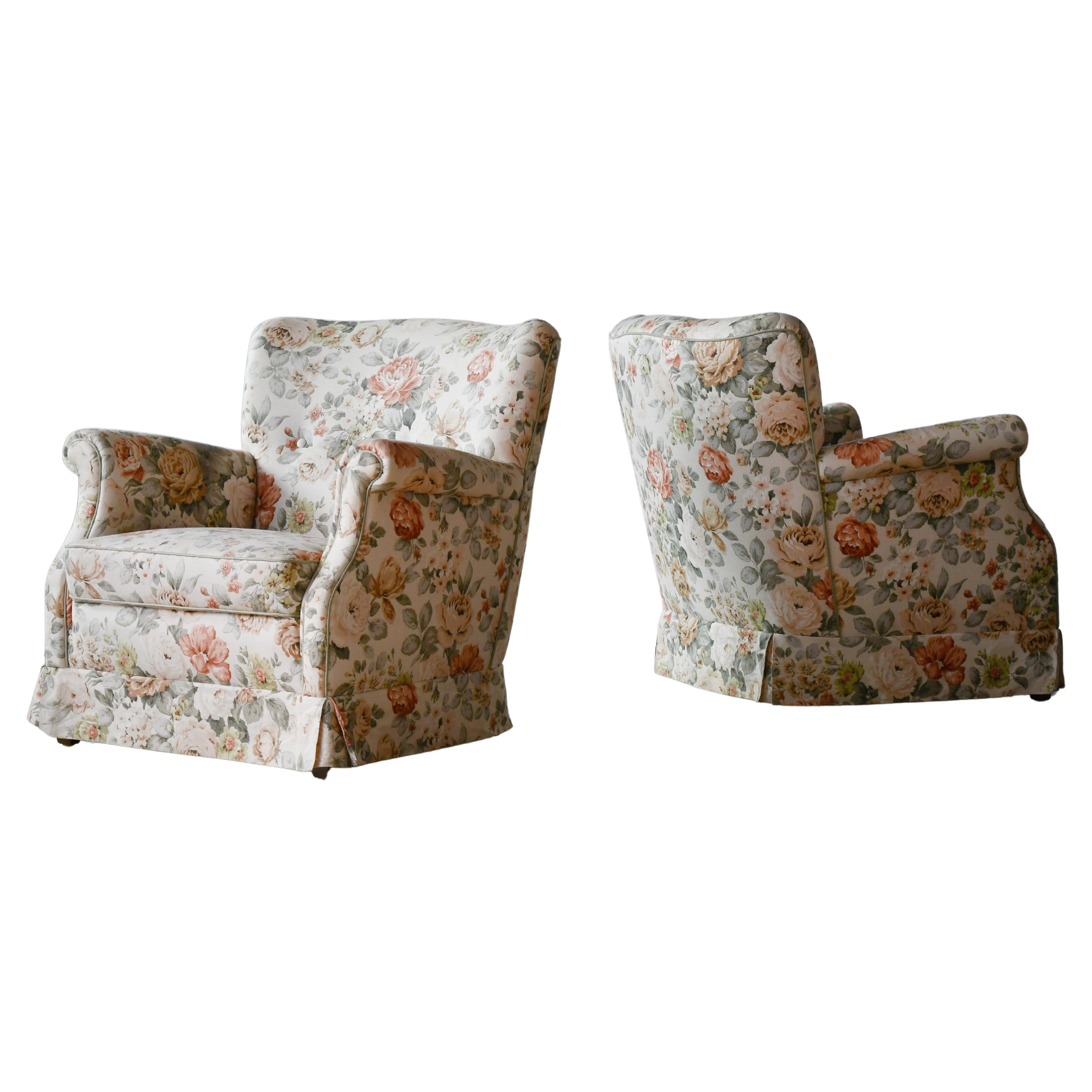 Paire de chaises longues danoises de taille moyenne des années 1950 en tissu et jupes florales en vente