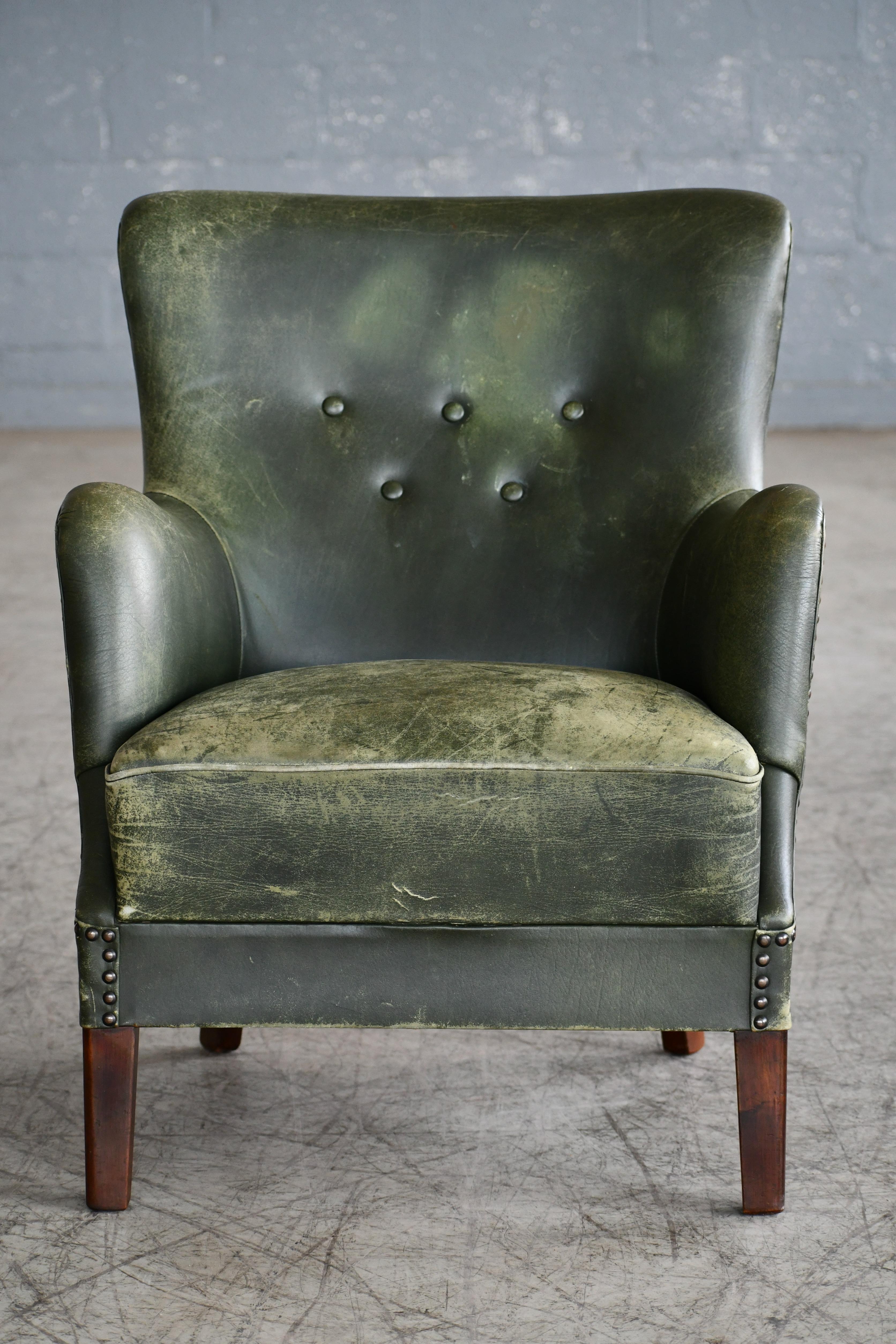 Pair of Danish 1950s Peter Hvidt Attributed Lounge Chairs Green Leather In Good Condition In Bridgeport, CT