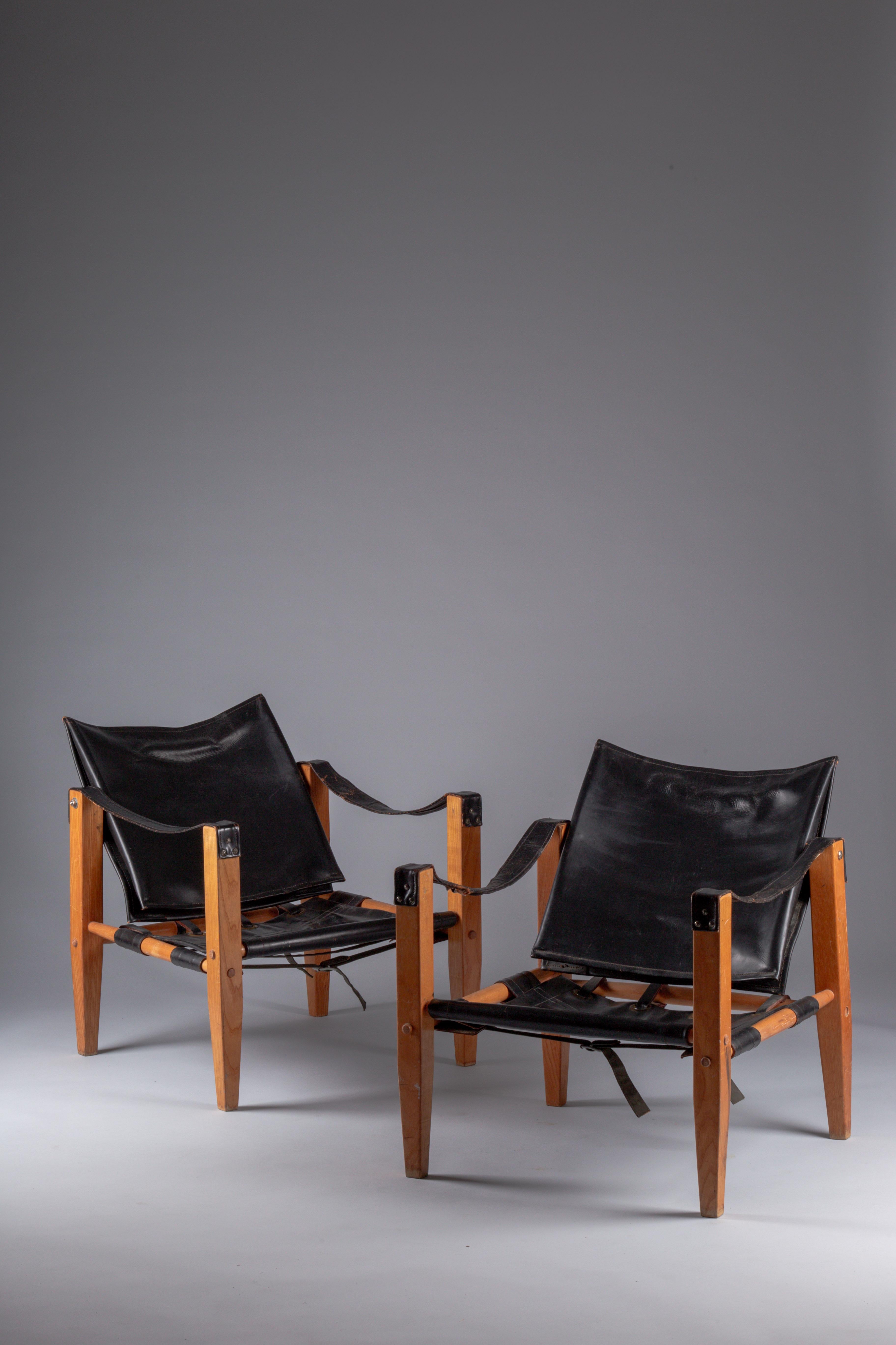 Découvrez ces chaises safari danoises en cuir noir des années 1960 de grande qualité pour votre intérieur. Fabriquées avec précision selon les principes du design scandinave vintage, ces chaises représentent le summum du style et du confort. Le cuir