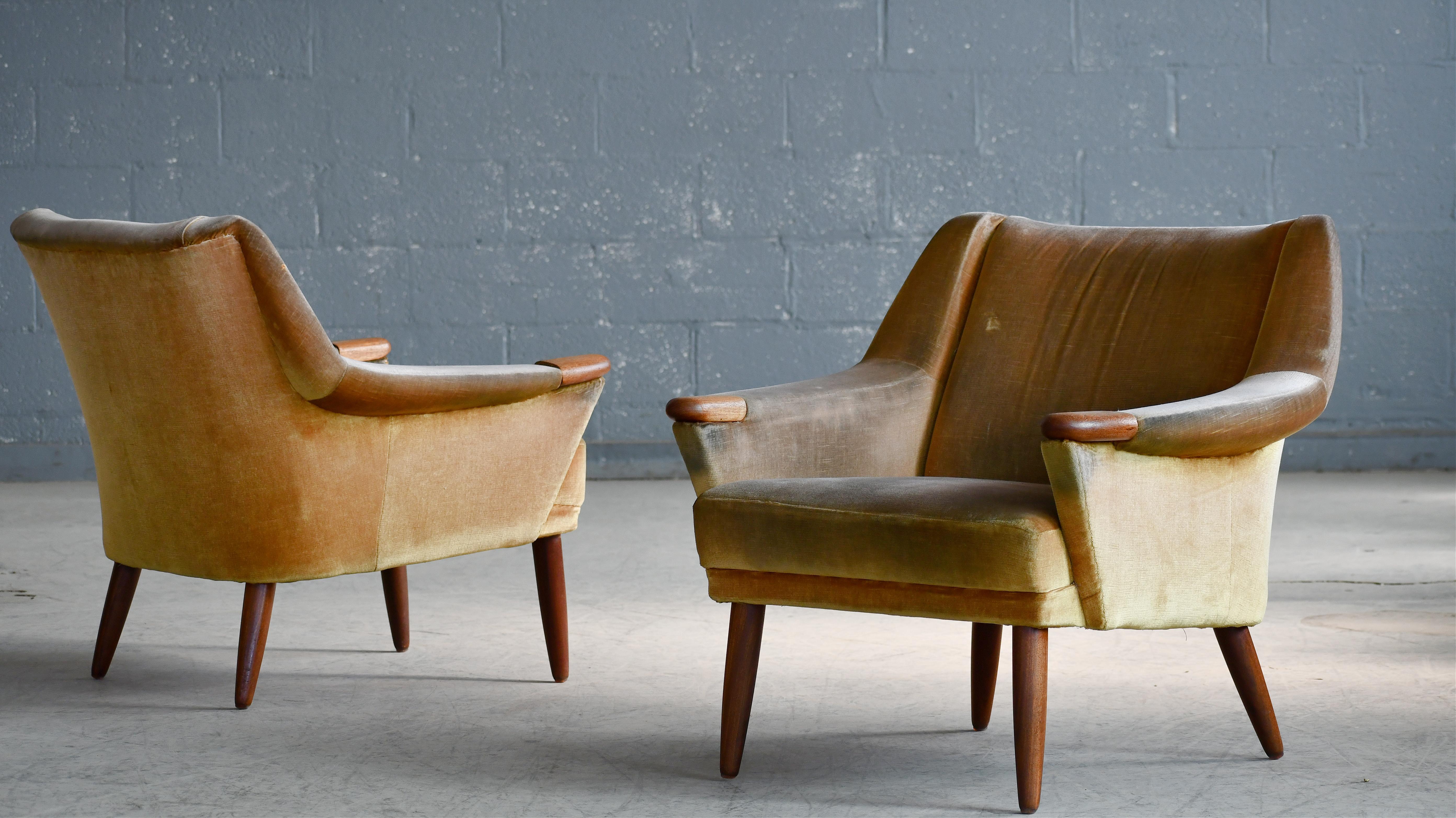 Ultracooles Paar niedriger Loungesessel aus den frühen 1960er Jahren mit dem für dänische Möbel aus dieser Zeit typischen Schwulst. Hergestellt in Dänemark, aber wir sind nicht sicher, der Hersteller noch Designer. Auf Teakholzbeinen stehend und mit