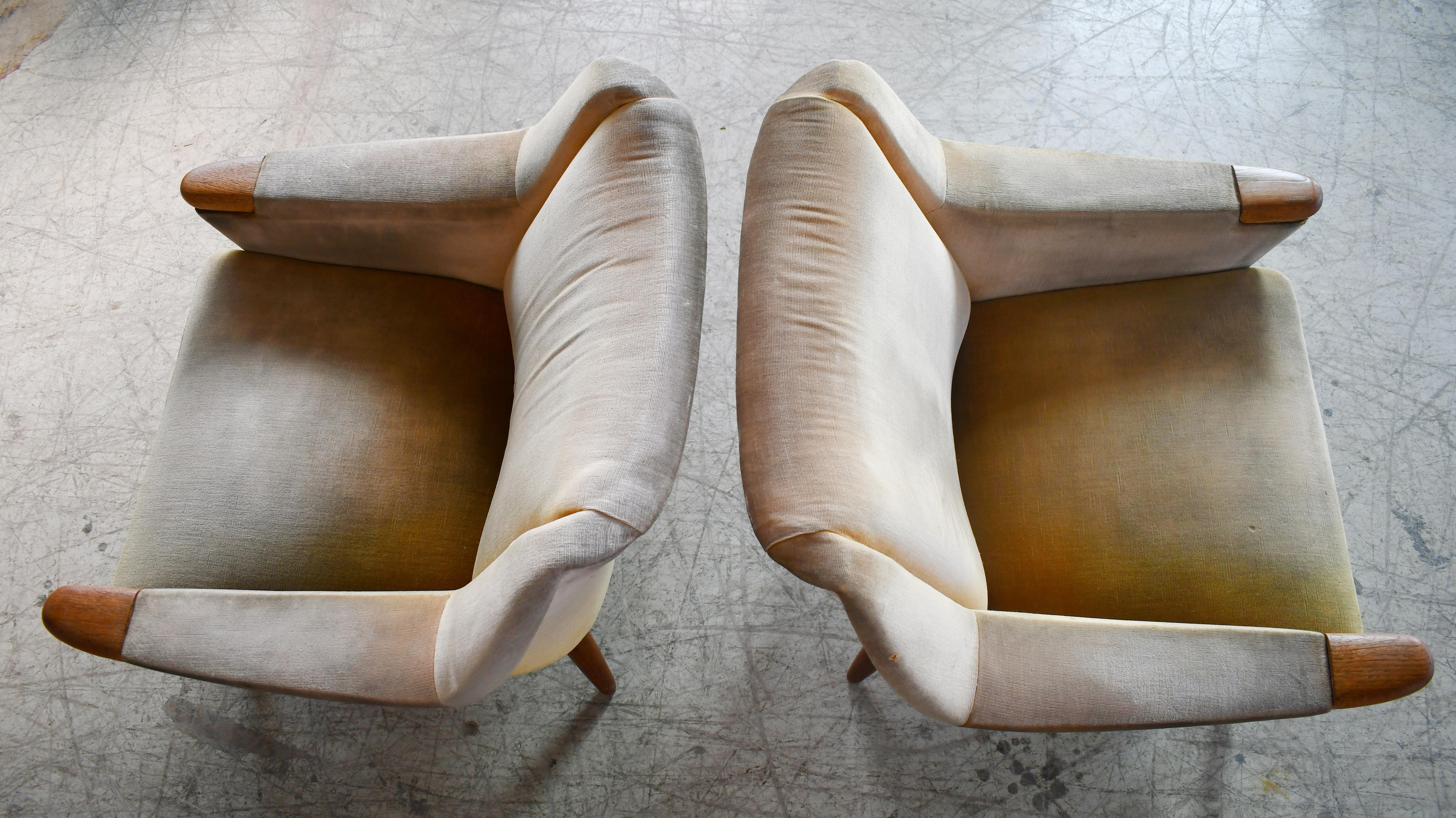 Paire de fauteuils de salon danois des années 1960 avec pieds et détails en teck en vente 1