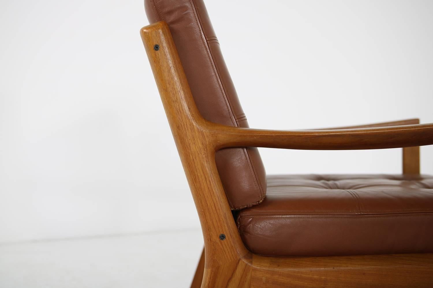 Magnifique paire de fauteuils Ole Wanscher des années 1960, série Sénateur en teck avec de rares coussins en cuir marron authentique de très haute qualité en très bon état, fauteuils produits par France & Son, marqués à l'intérieur. Etat général