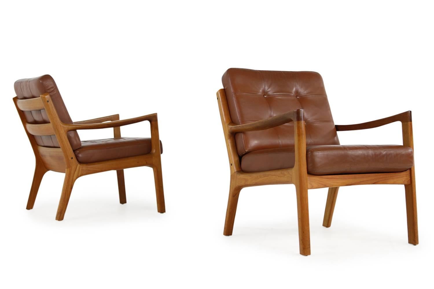 Teck Paire de fauteuils de salon danois en teck et cuir marron des années 1960 par Ole Wanscher