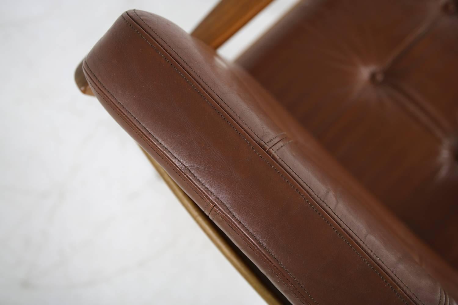 Paire de fauteuils de salon danois en teck et cuir marron des années 1960 par Ole Wanscher 1