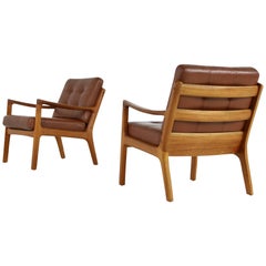 Paire de fauteuils de salon danois en teck et cuir marron des années 1960 par Ole Wanscher