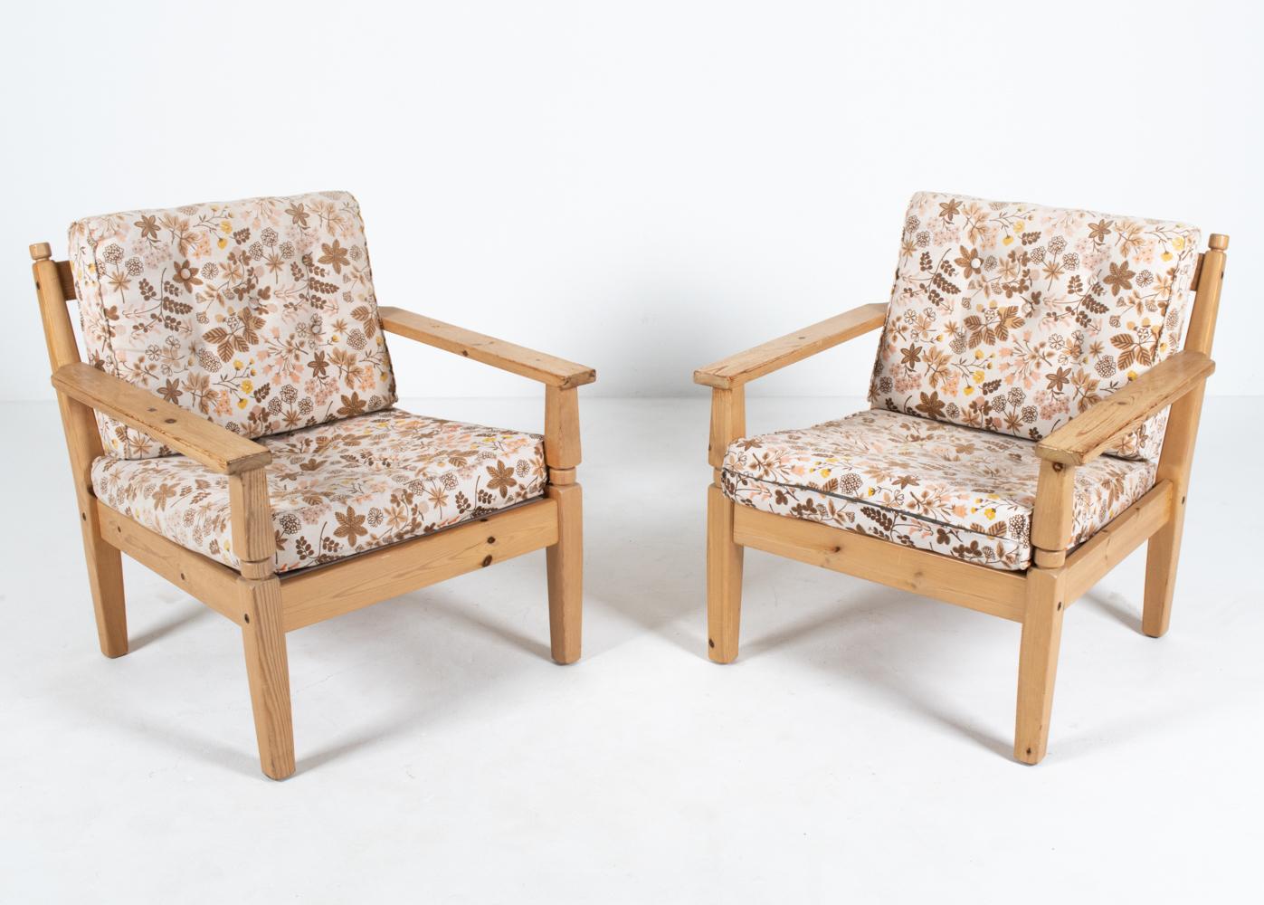 Mariage inhabituel et désirable du brutalisme scandinave et du design de ferme provinciale, ces chaises de salon danoises sont dotées d'une structure en pin massif, d'accoudoirs plats et de tournures minimales, un mélange inhabituel d'esthétique qui