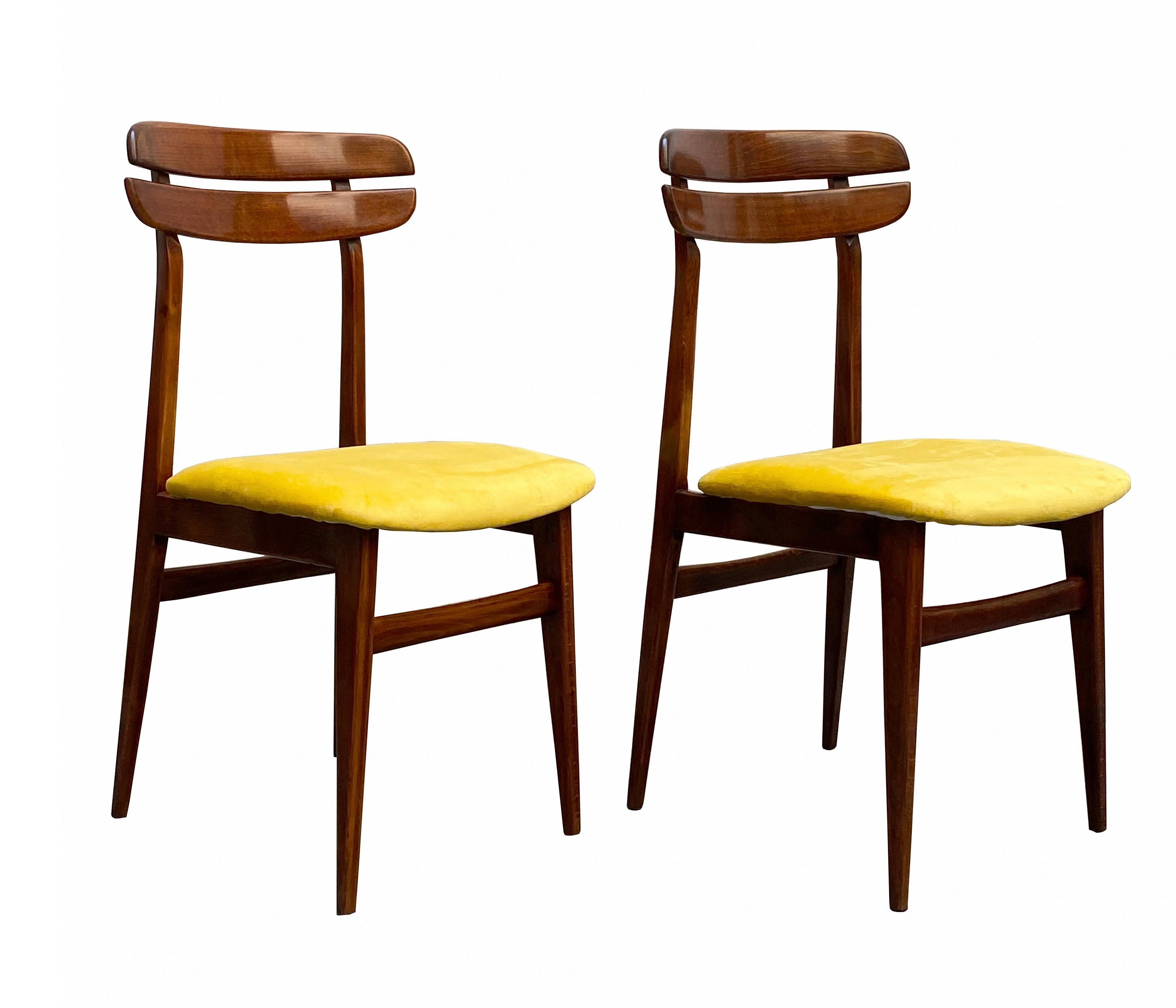 Set of 2 chairs made of teak wood and upholstered seat with yellow fabric cover, Danish Design 1960, in excellent condition.
   