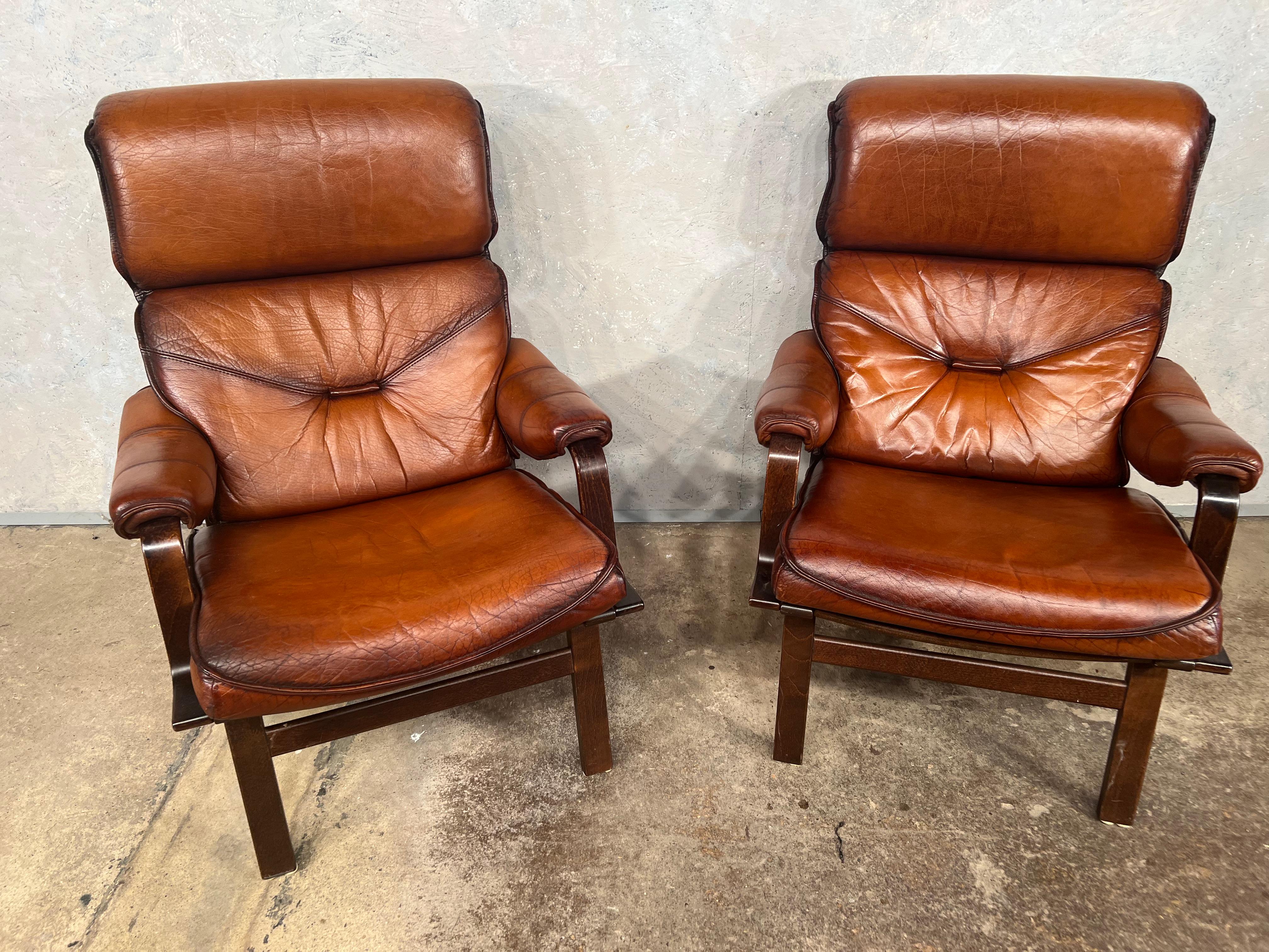 Une superbe paire de chaises danoises en bois courbé, fin des années 70, en cuir teint à la main d'une très belle couleur cognac avec une belle finition.

En très bon état.

Les visites sont les bienvenues dans notre salle d'exposition à Lewes,