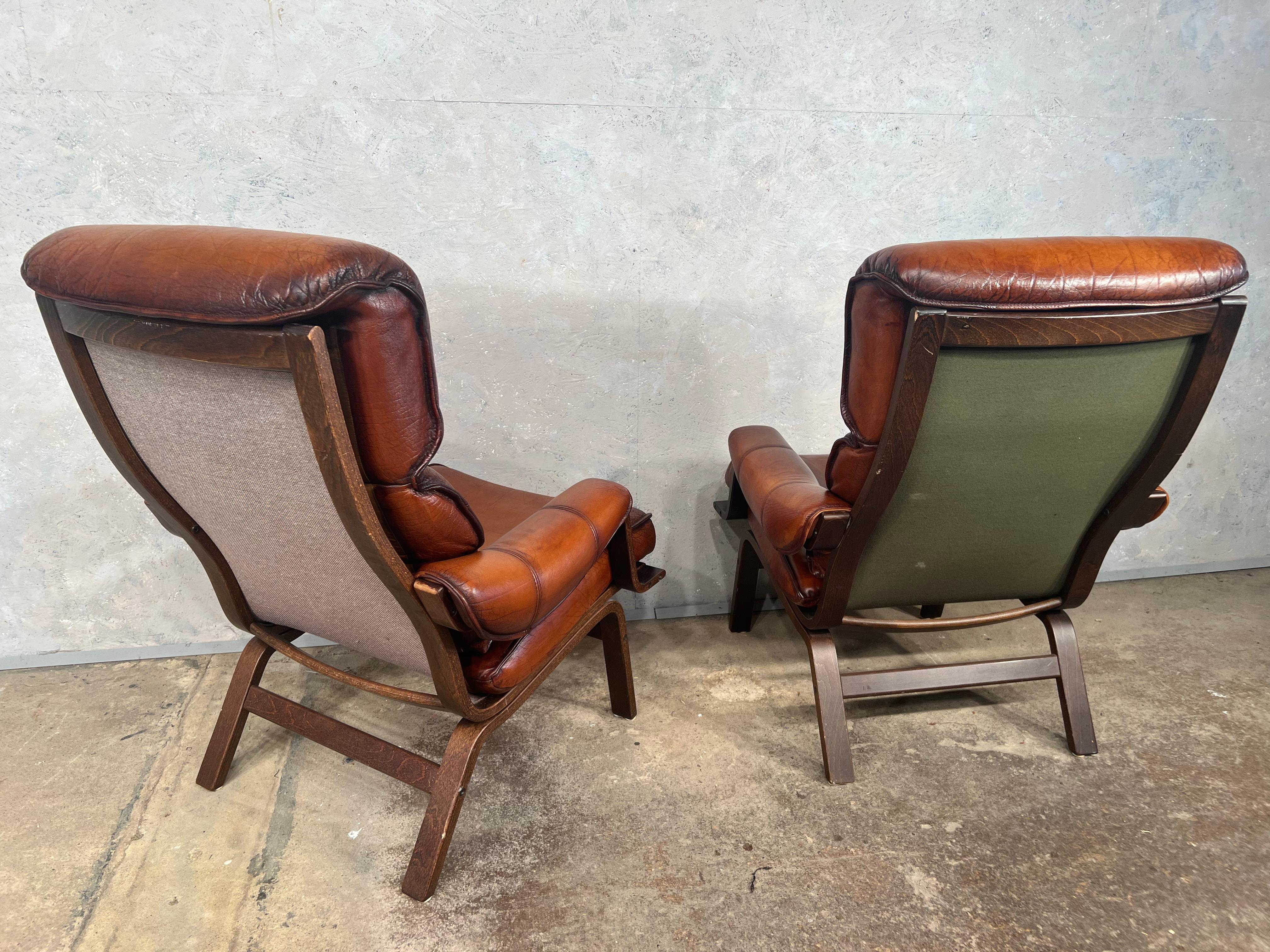 20ième siècle Paire de fauteuils danois des années 70 en cuir cintré teints à la main Cognac n°440 en vente