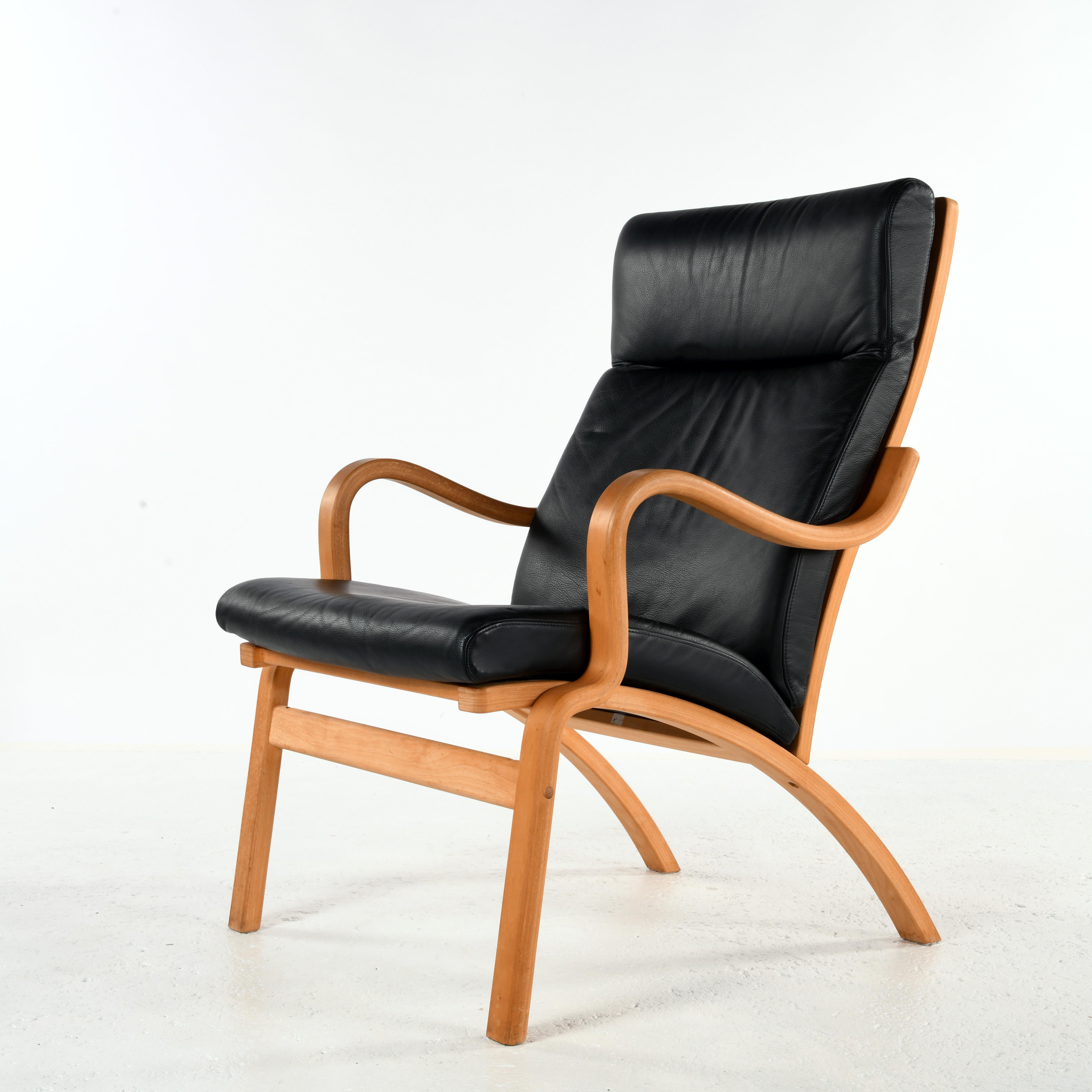 Pair of danish armchair, curved multi-ply beech and black leather 4