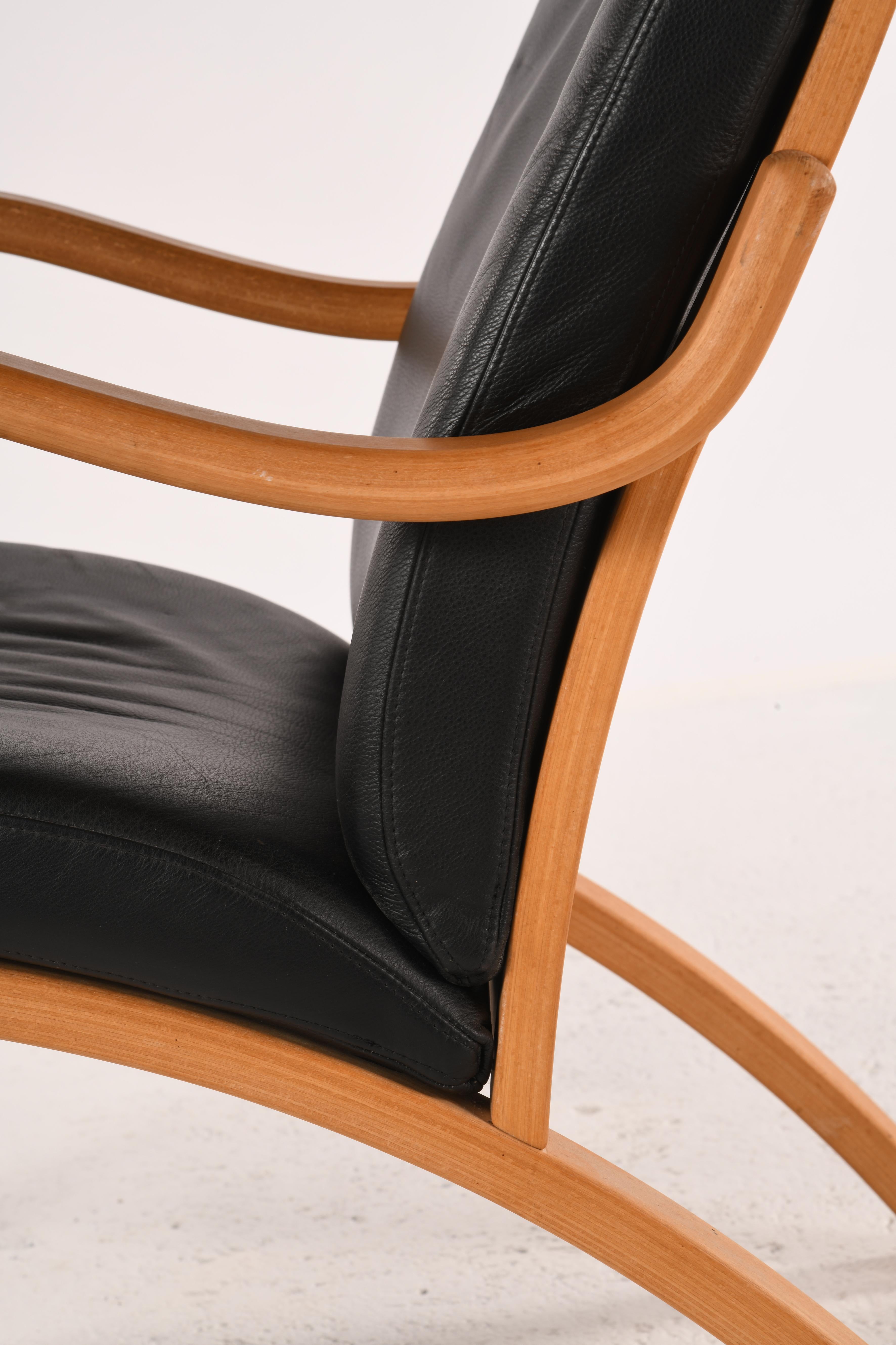Paar dänische Sessel, geschwungene, mehrreihige Buche und schwarzes Leder im Angebot 7