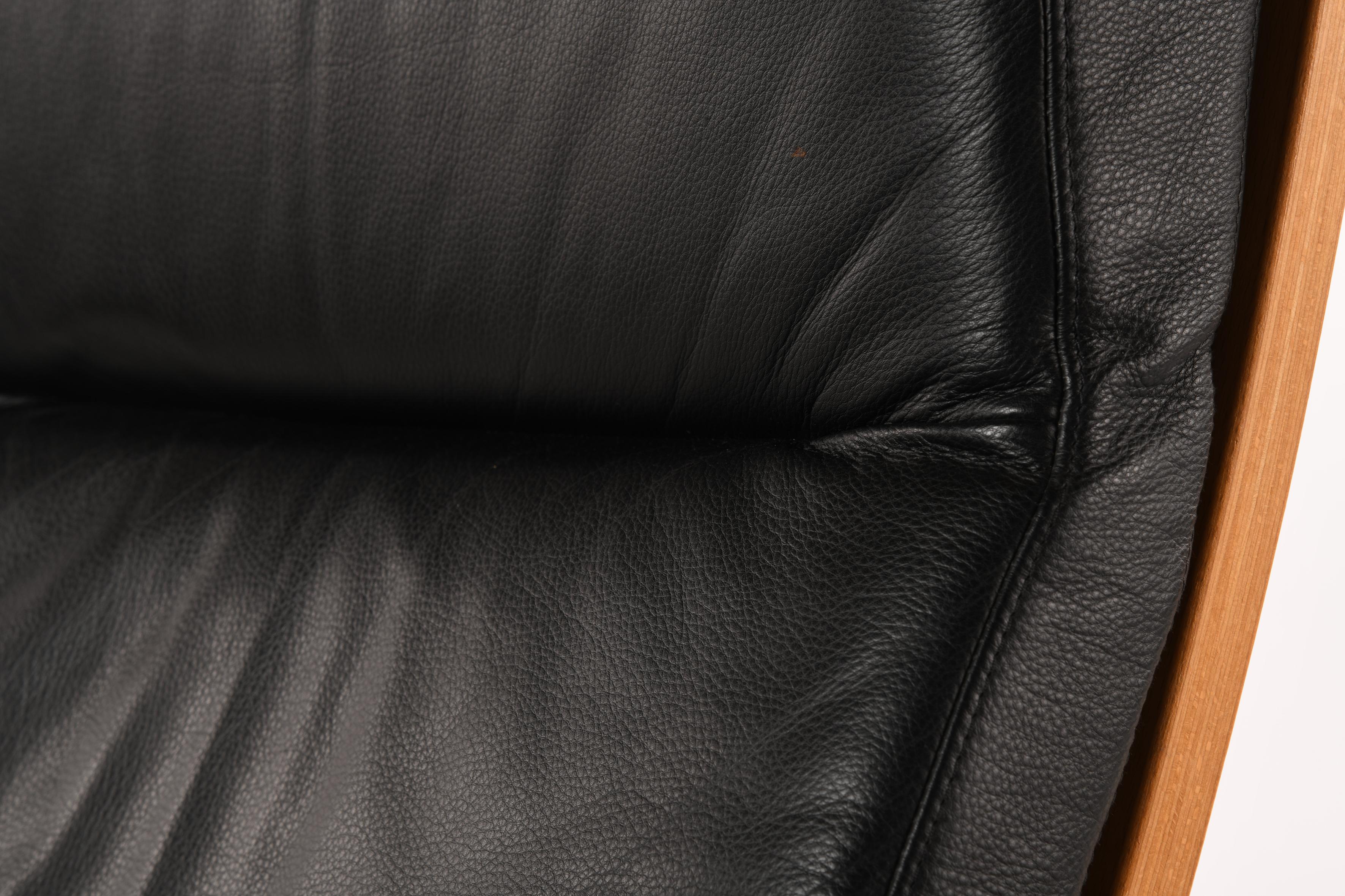Paire de fauteuils danois, hêtre multiplis courbé et cuir noir en vente 8
