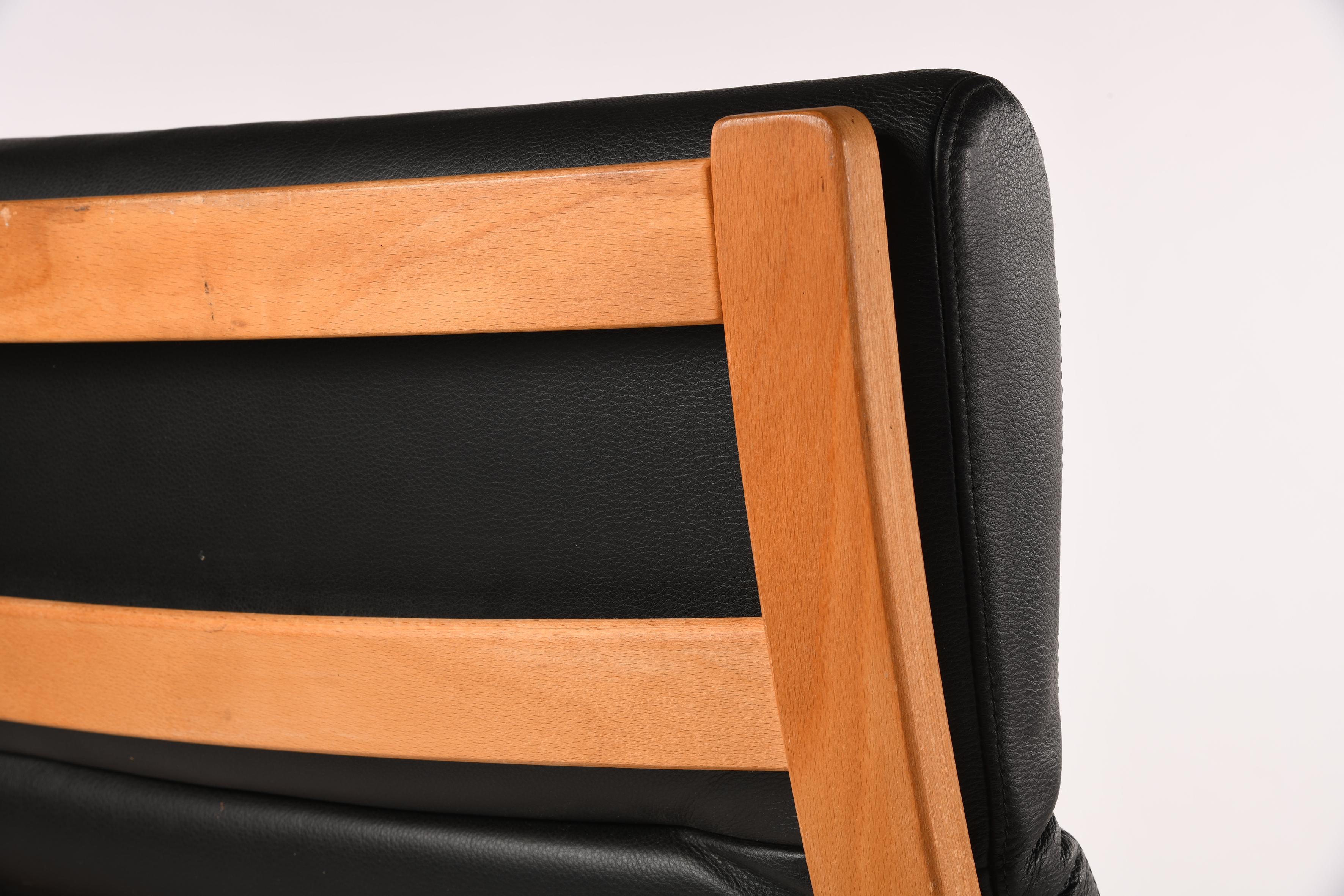 Paar dänische Sessel, geschwungene, mehrreihige Buche und schwarzes Leder im Angebot 10