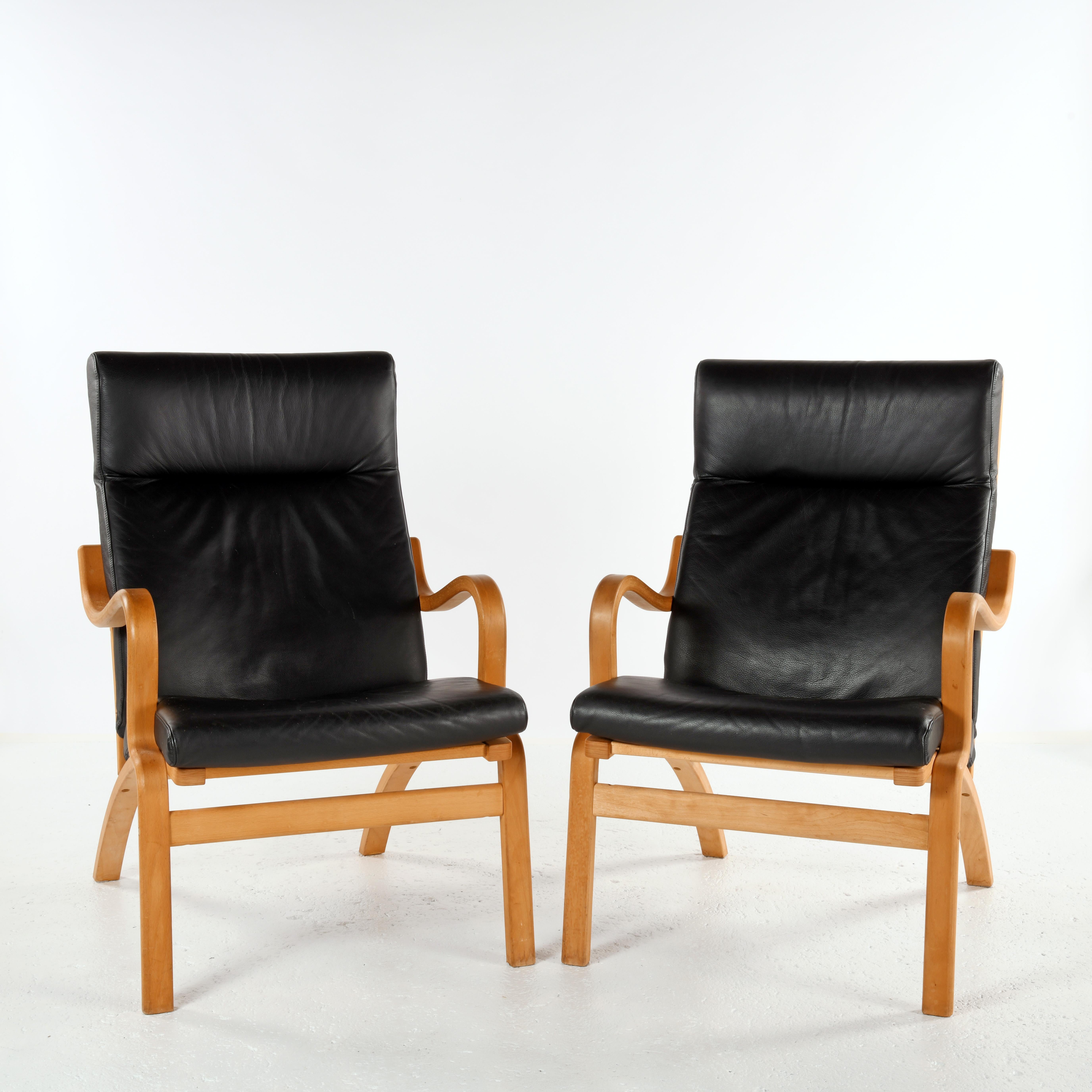 Scandinavian Modern Pair of danish armchair, curved multi-ply beech and black leather For Sale