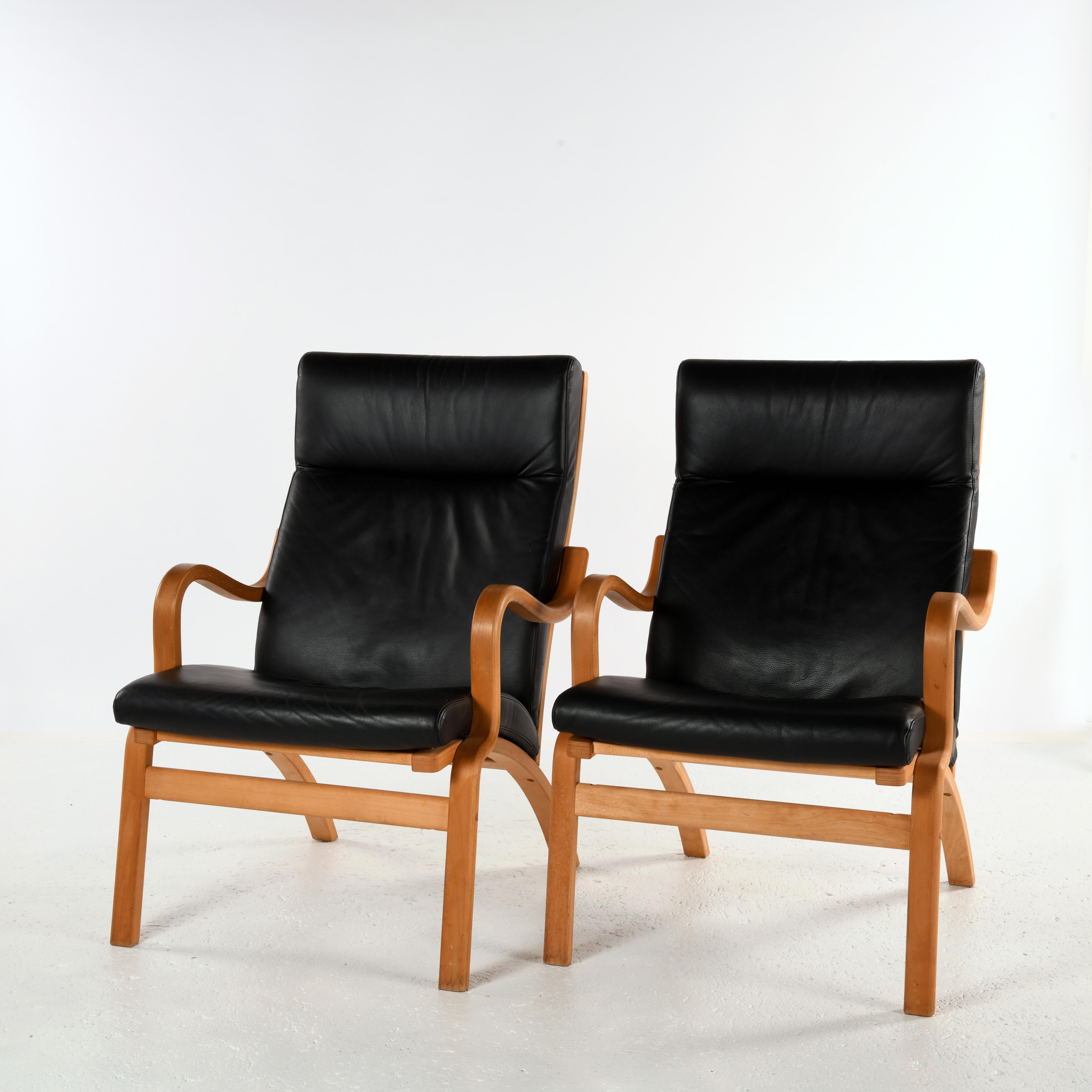 Danois Paire de fauteuils danois, hêtre multiplis courbé et cuir noir en vente