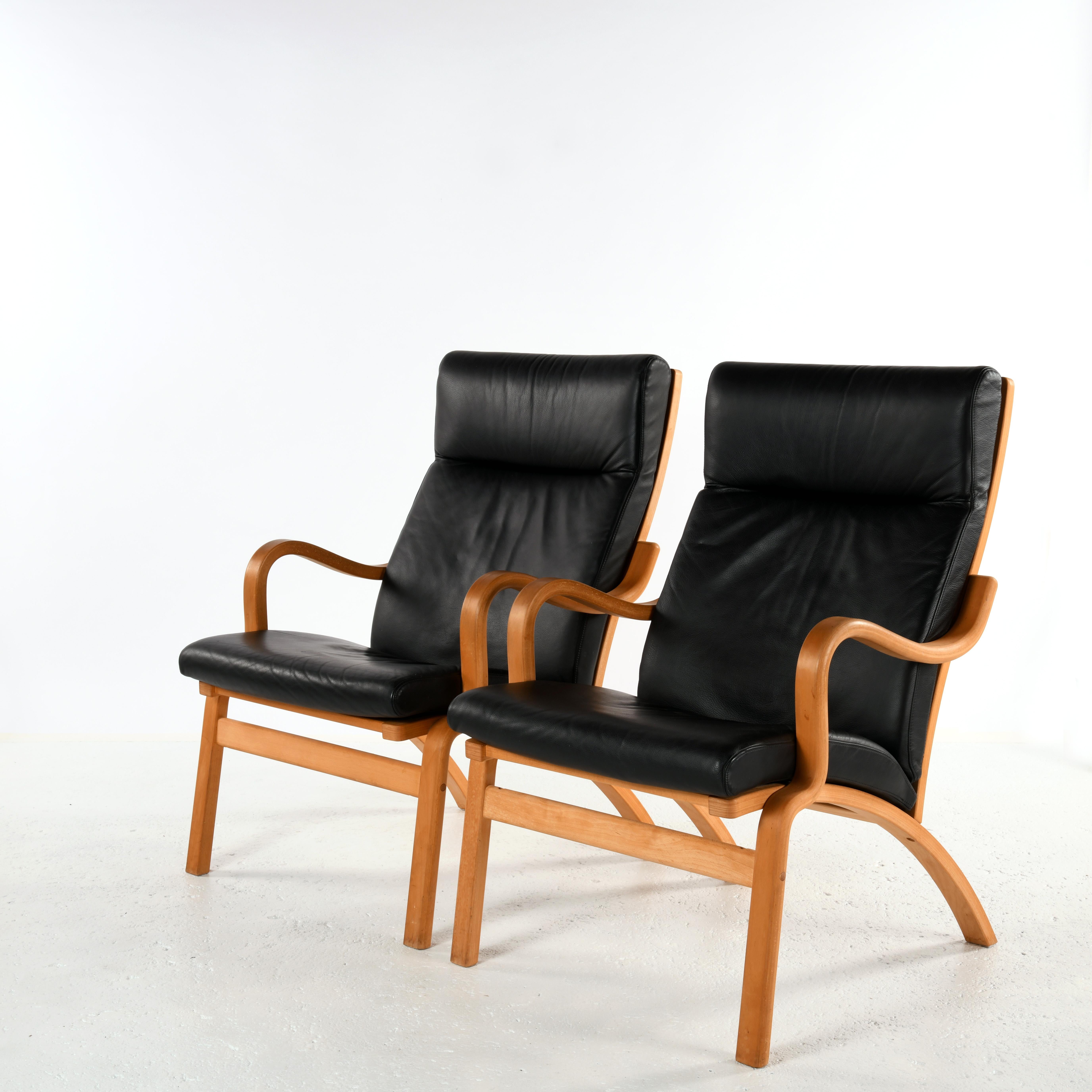 Pair of danish armchair, curved multi-ply beech and black leather In Good Condition For Sale In SAINT-YRIEIX-SUR-CHARENTE, FR